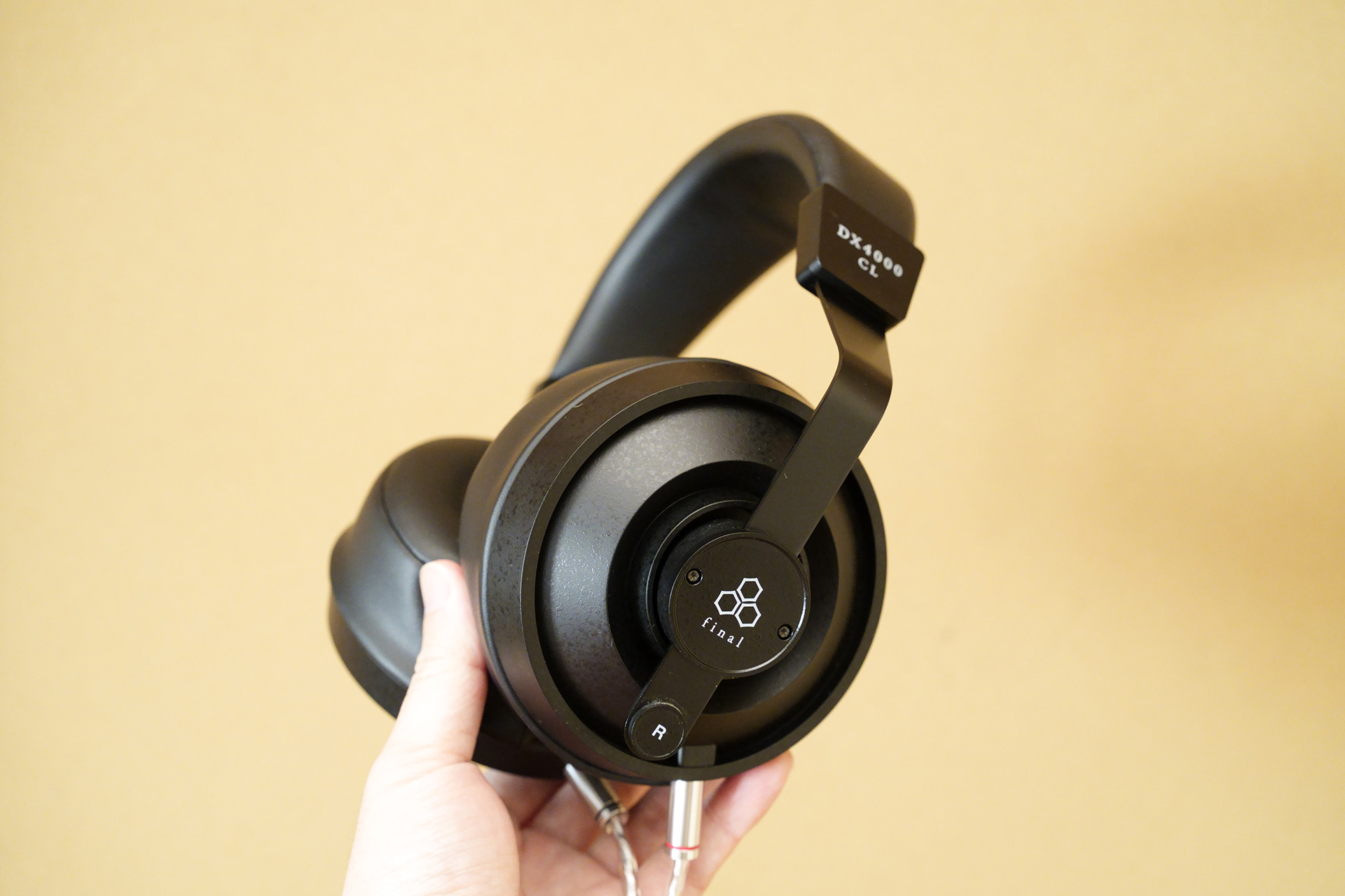 final、“密閉型であることを忘れさせる開放感”のヘッドフォン「DX4000 CL」