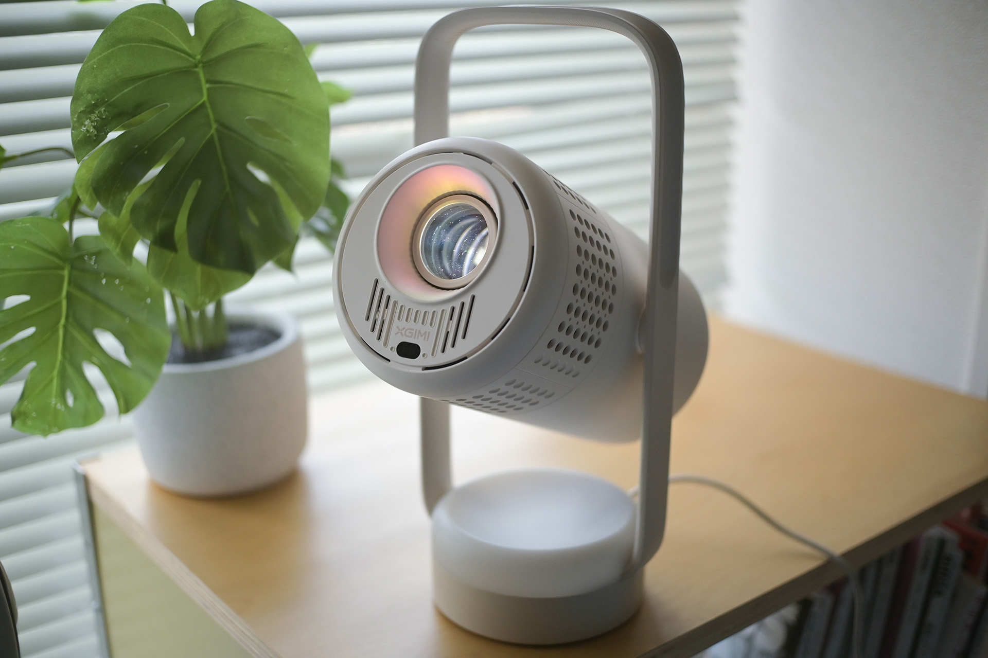 レビュー】3万円台で天井映画館！XGIMI「Nova」で最高の寝落ち体験して