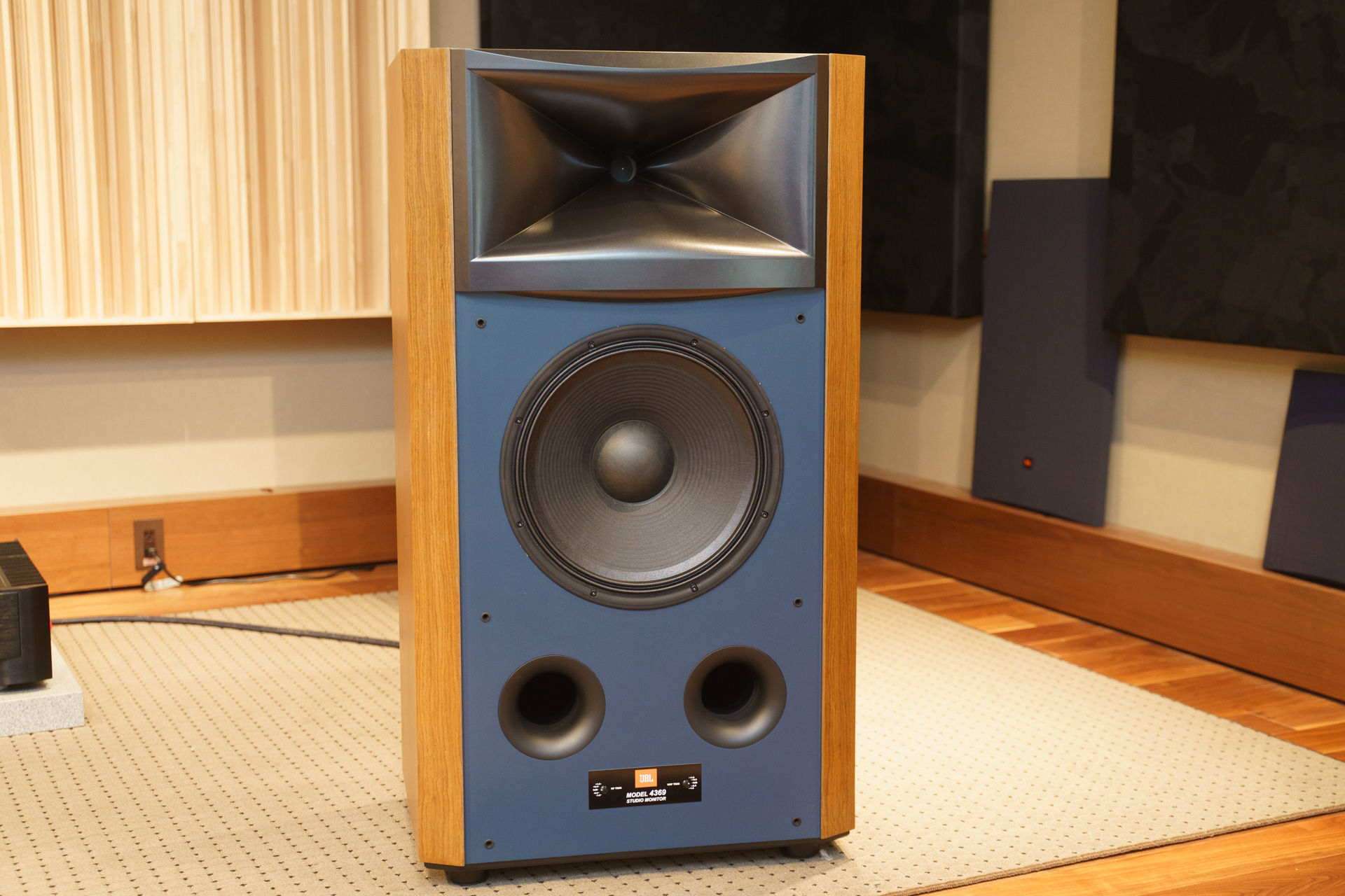 JBL、11年を経て進化したスタジオモニター最上位「4369」。Summitの