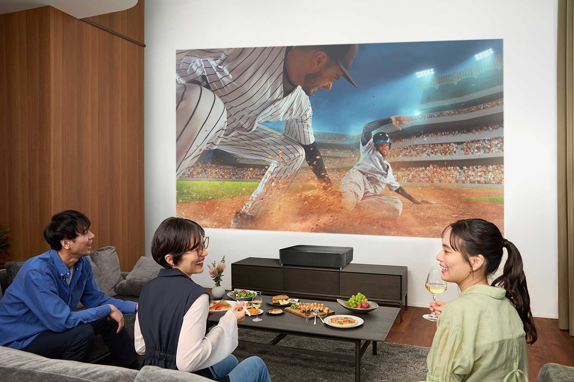 エプソン、壁から約17.5cmで120型の超短焦点プロジェクタ