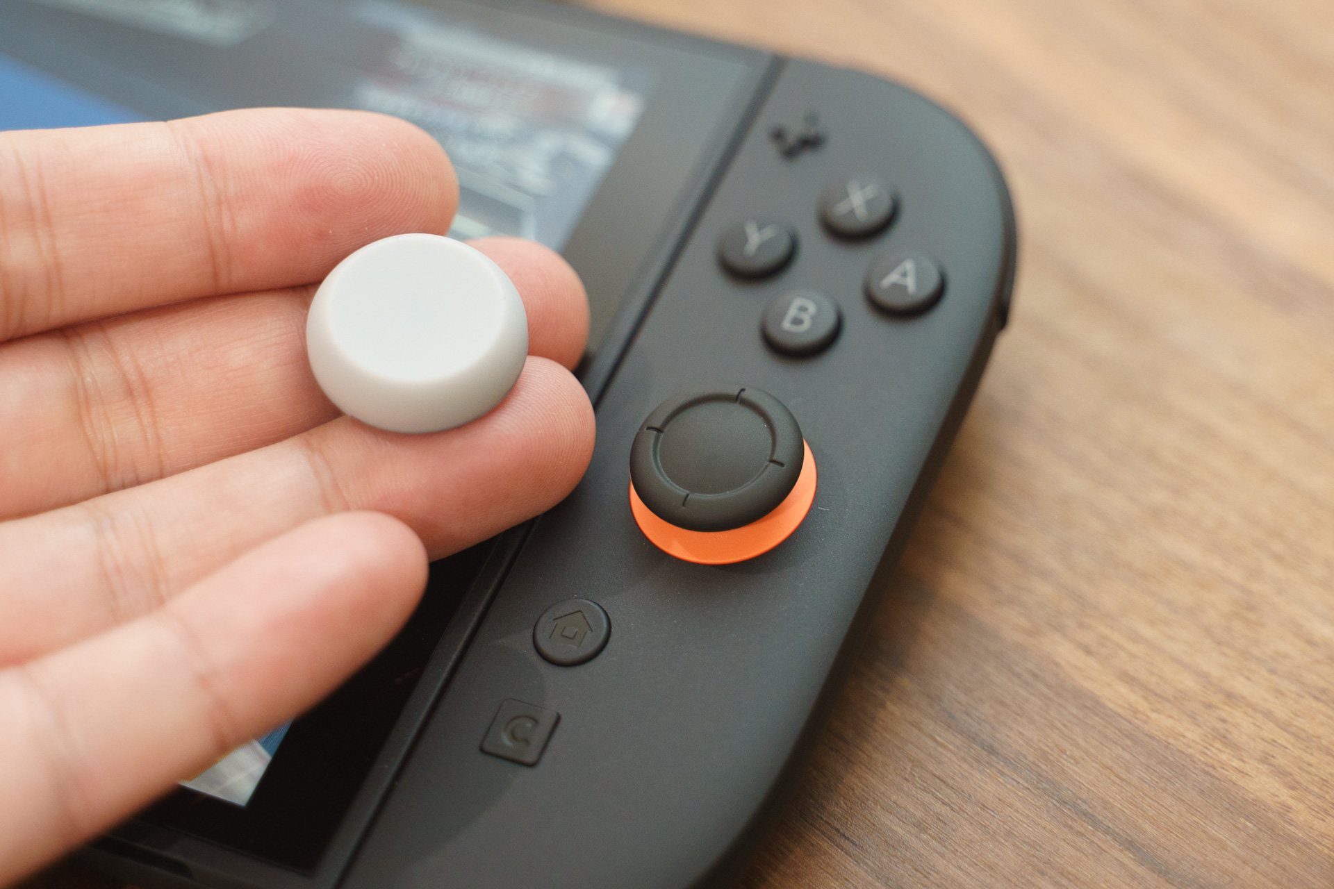 AZLAがゲーム機用アクセサリ参入。イヤーピース技術を応用した、Nintendo Switch 2用スティックカバー「FitSense」