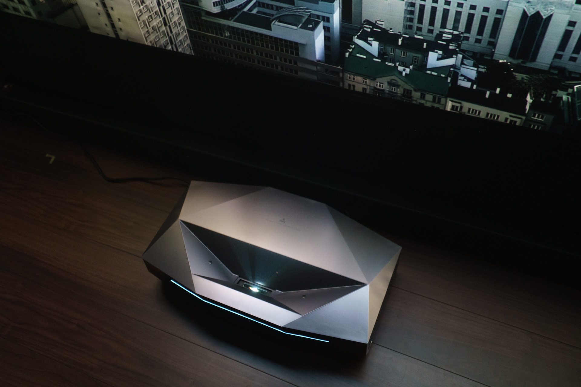 衝撃の超短焦点プロジェクタ、AWOL Vision「Aetherion Max」上陸。「生活の質と映像の感動を両立させたい人へ」[Sponsored]