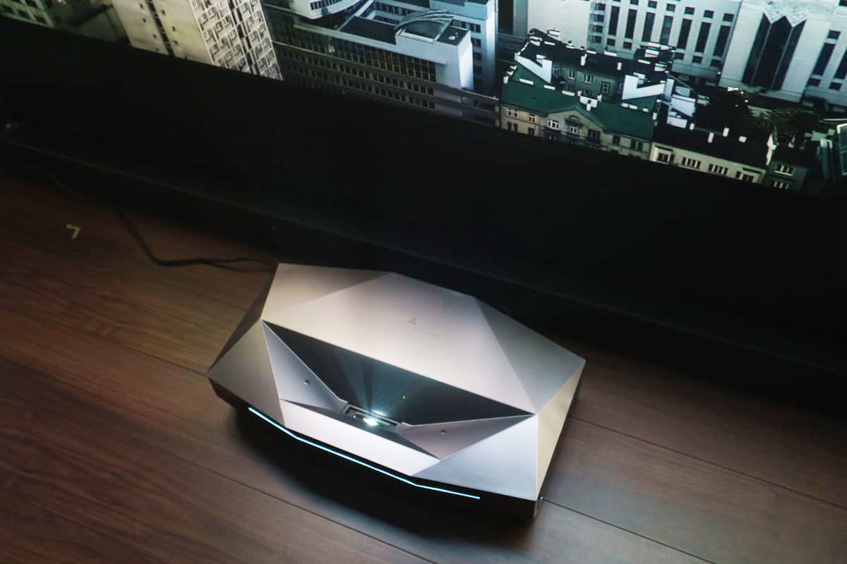 衝撃の超短焦点プロジェクタ、AWOL Vision「Aetherion Max」上陸