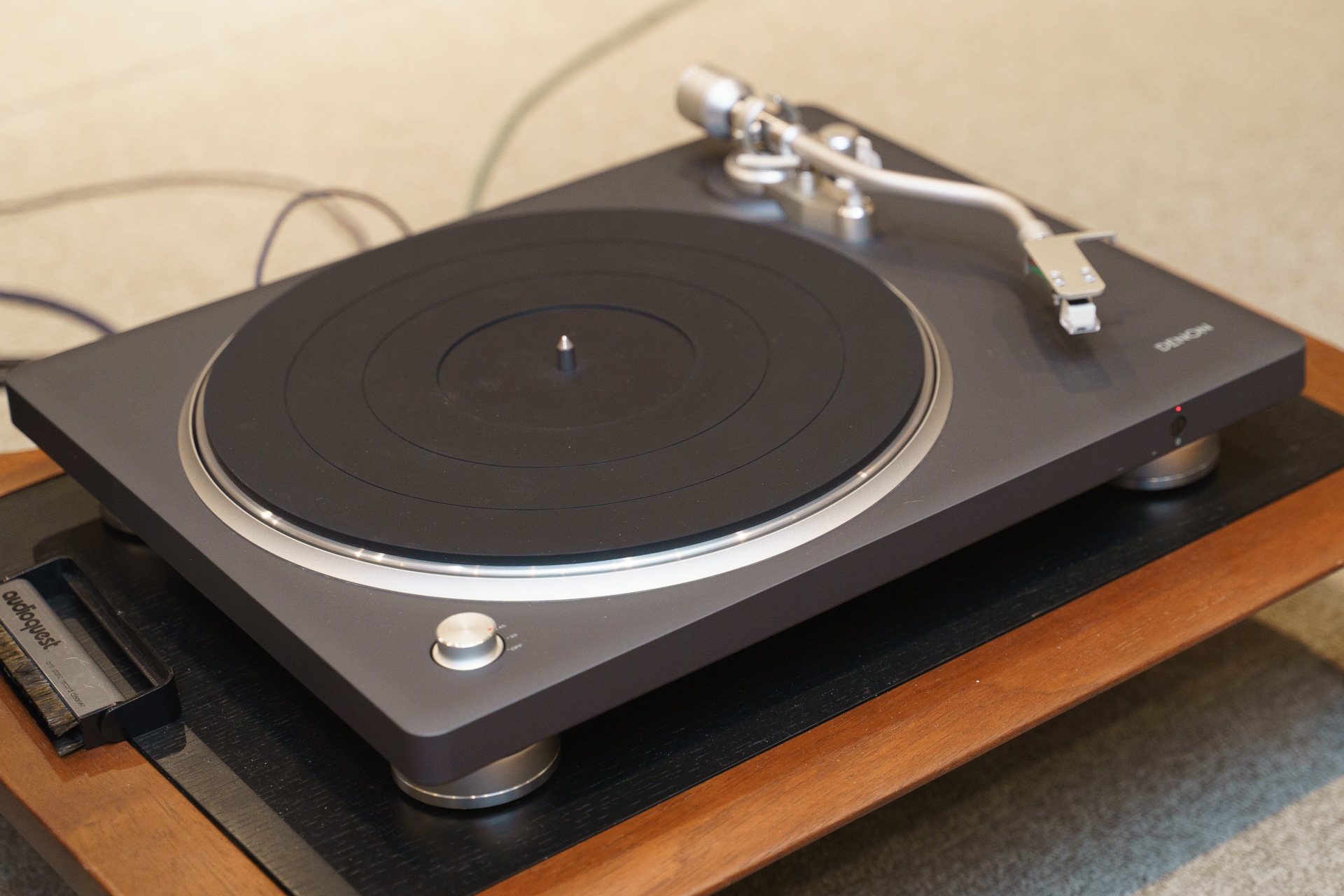 “現代の技術でレコードプレーヤーを蘇らせる” デノンが音をコスパ追求、10万円台の「DP-500BT」に迫る[Sponsored]