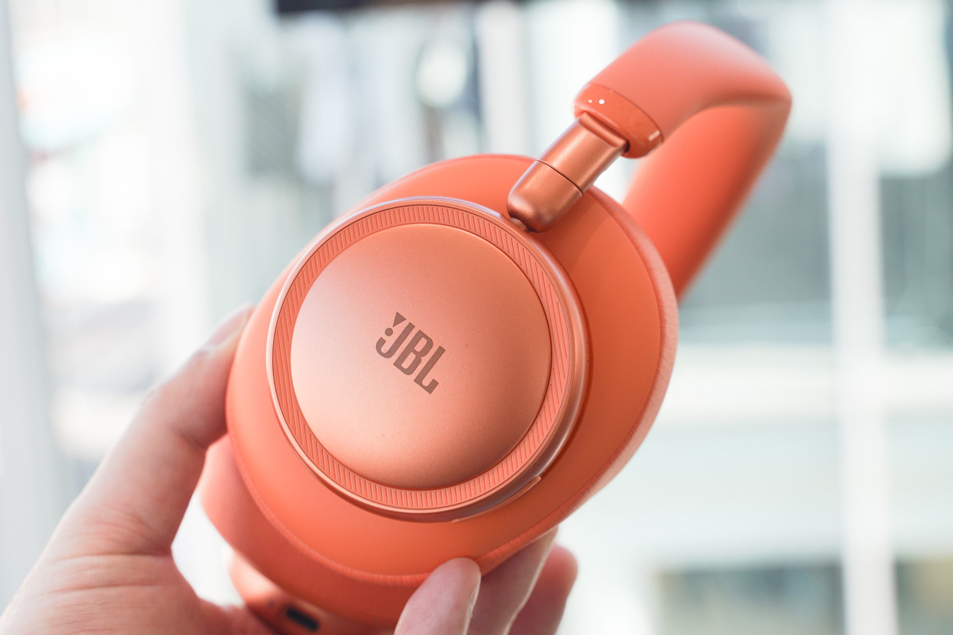 JBL、エレガントに進化したヘッドフォン「Live 780NC」、オンイヤー