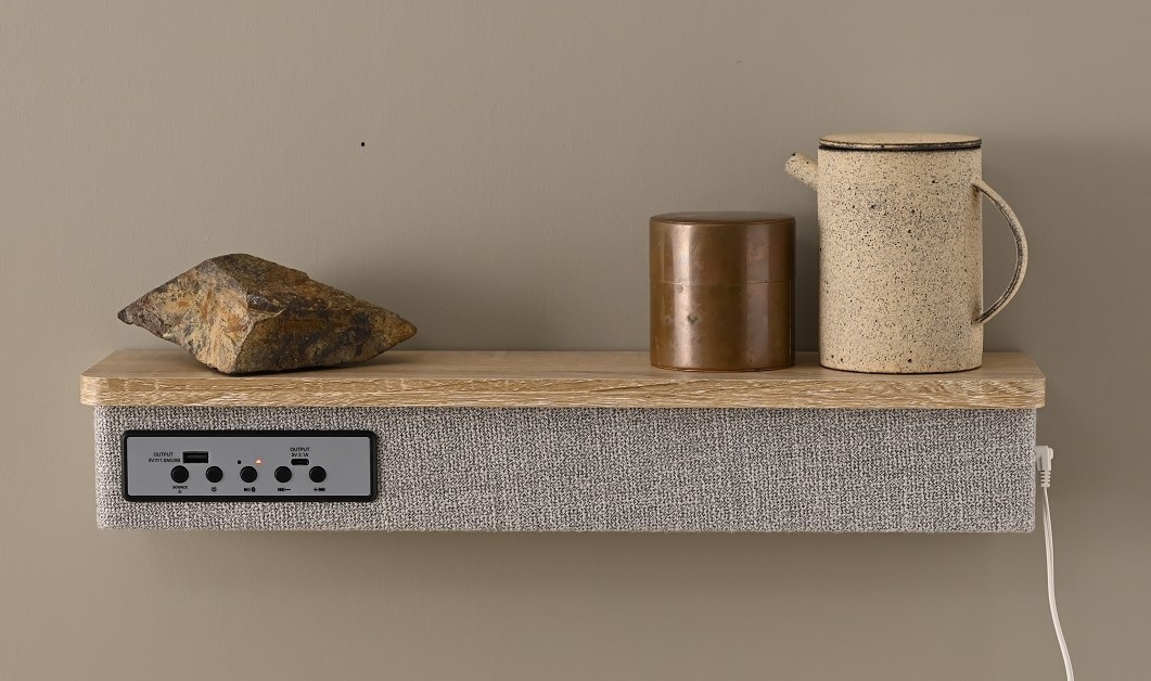 山善、工具不要で壁に設置できる“スピーカー付きウォールシェルフ”。クラファン販売へ