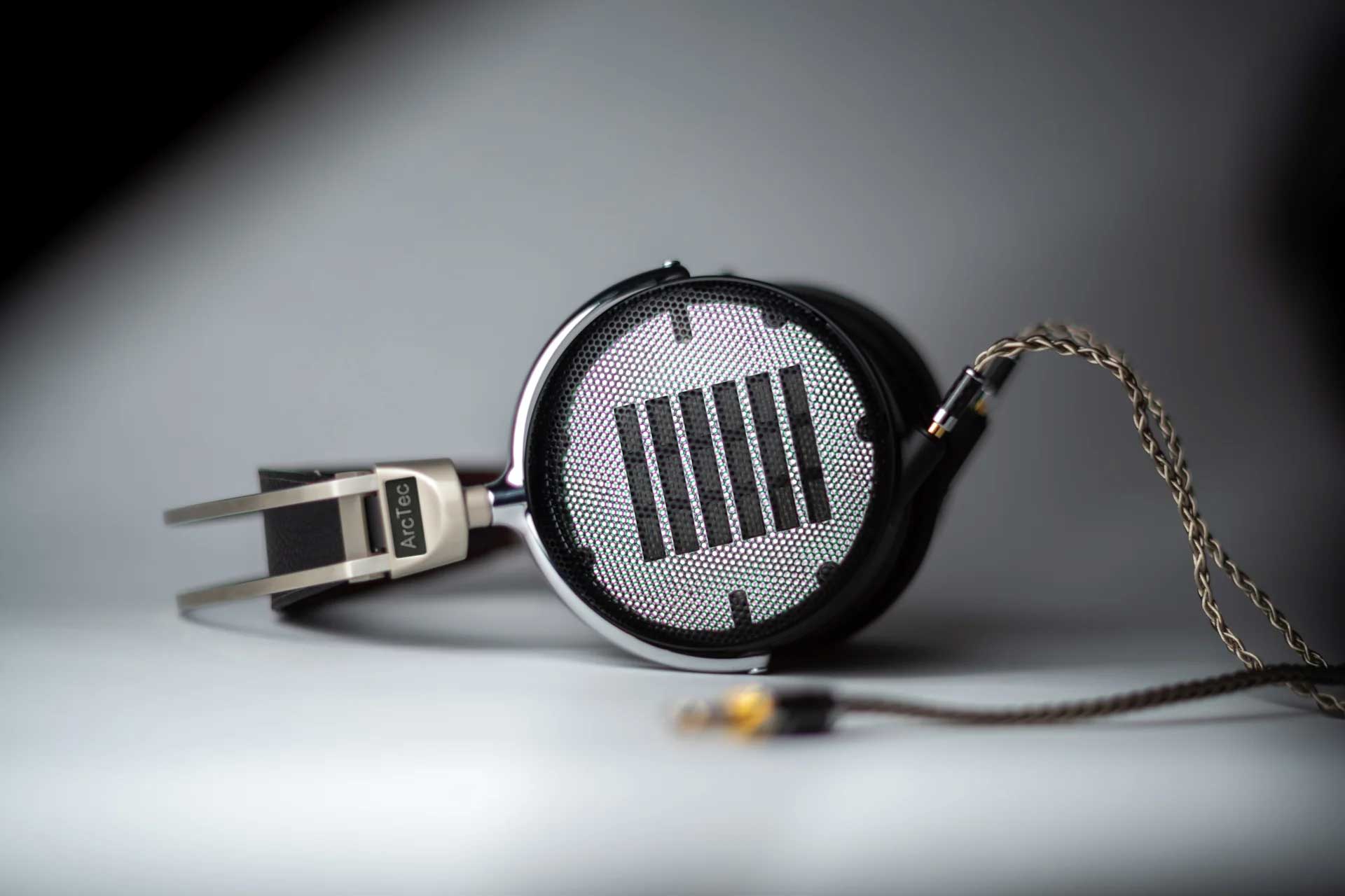 ドイツ発、導体に純銀使った平面駆動型ヘッドフォン「AB 92」