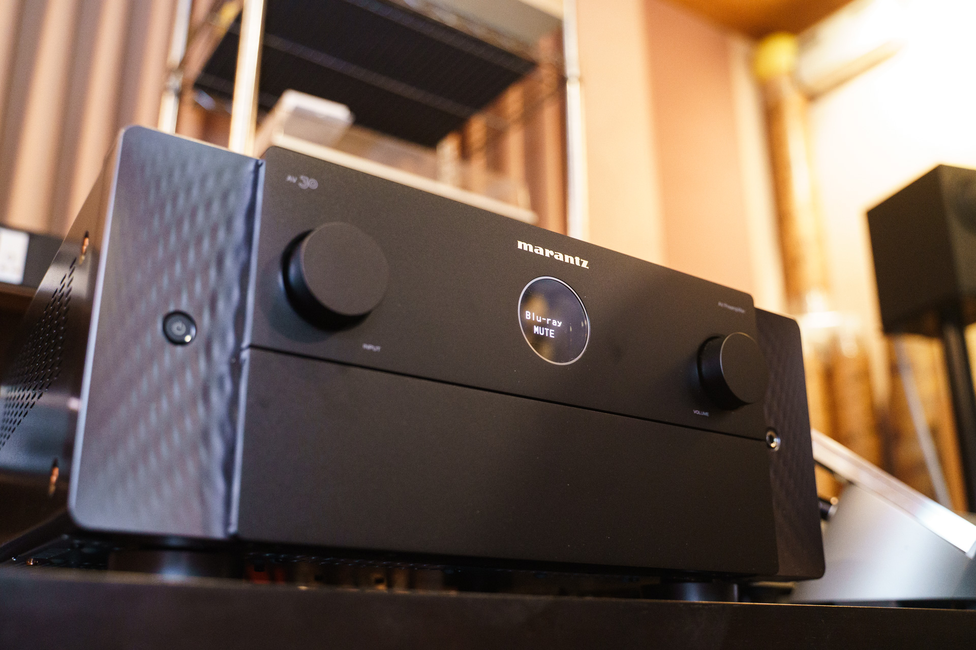 兄をも脅かす驚異の“傑作AVプリ”。マランツ「AV 30」を、AV 10と聴き比べる[Sponsored]