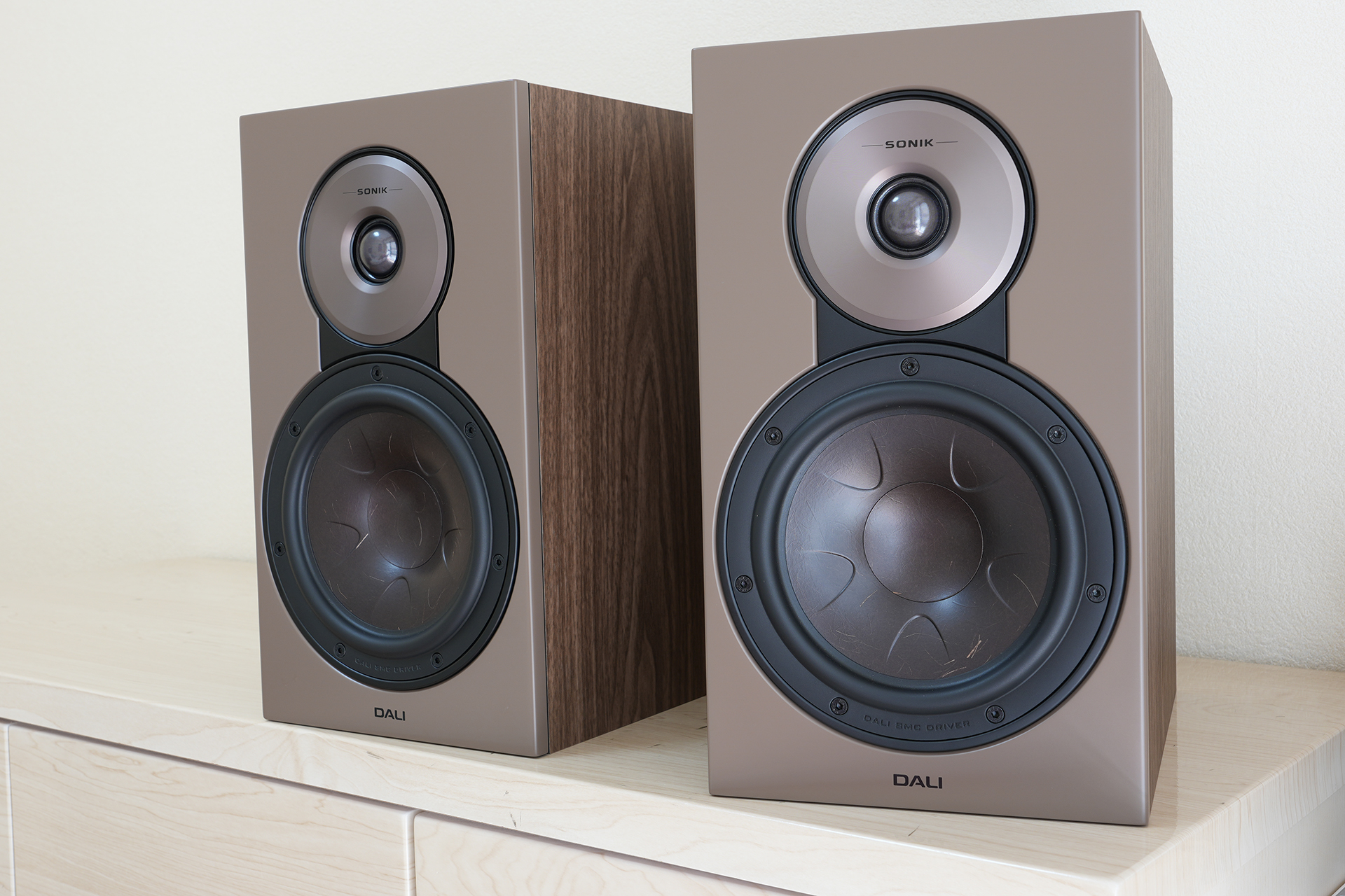 ペア約9万円から、DALIの個性も光る「SONIK」を聴く。初めてのオーディオスピーカーとして十分過ぎる実力[Sponsored]