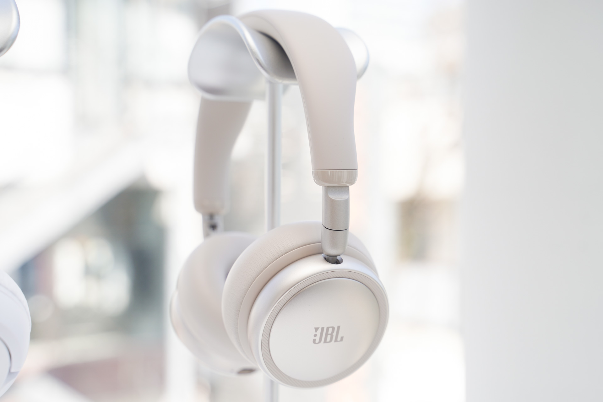 JBL、音とNCも進化したエレガントヘッドフォン「Live 780NC/680NC」は26日発売