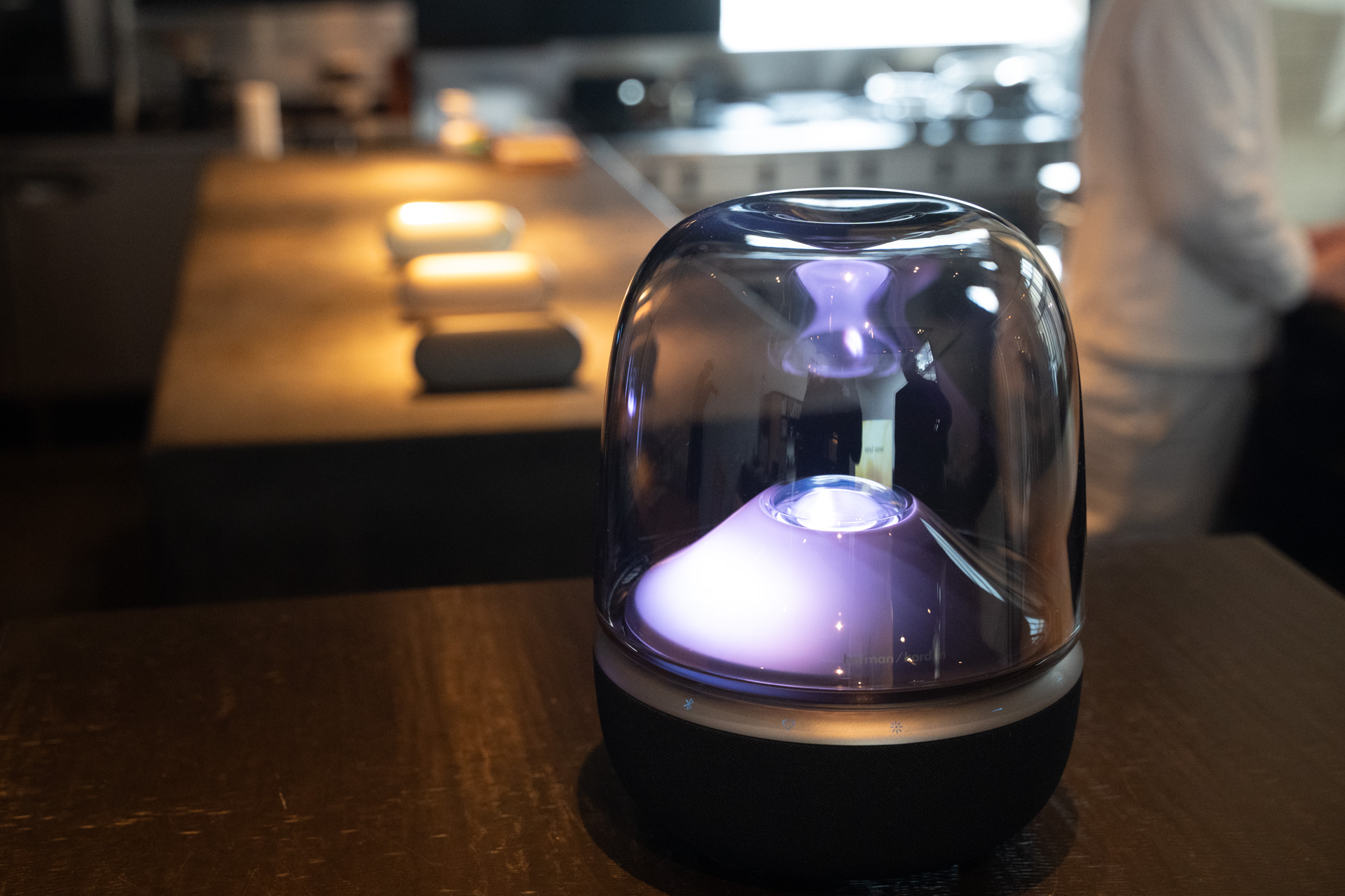 ハーマンカードン“リブランディング”。音と光、素材にこだわる「Aura Studio 5 Wi-Fi/SoundSticks 5/Luna 2」