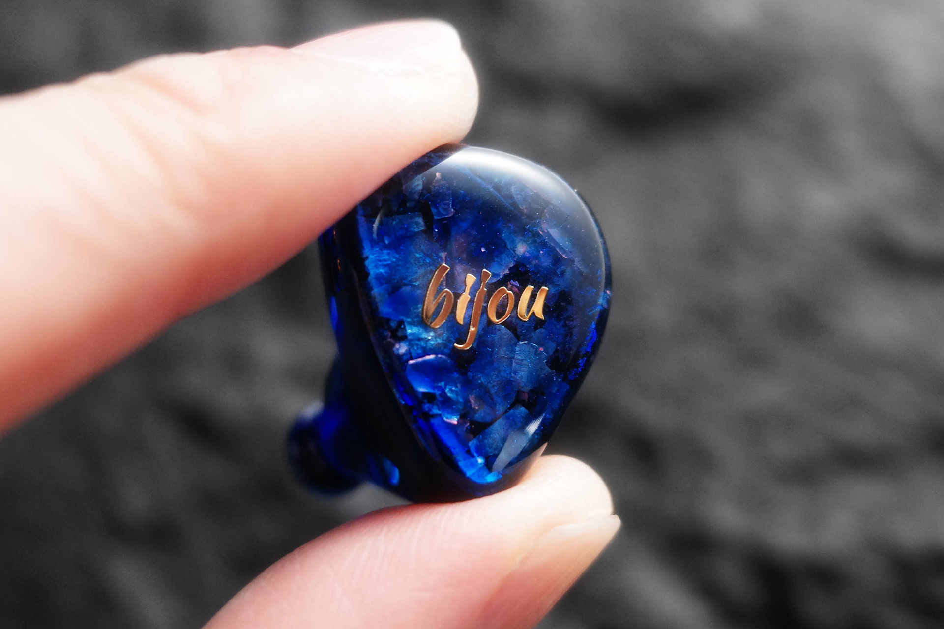 QoA、DDとBA、骨伝導を組み合わせた16980円の「bijou」。アンバサダーは大渕野々花