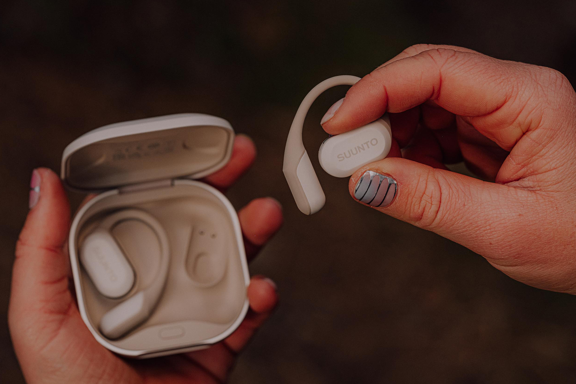 SUUNTO、スポーツ向けオープンイヤー型完全ワイヤレス「Suunto Spark」