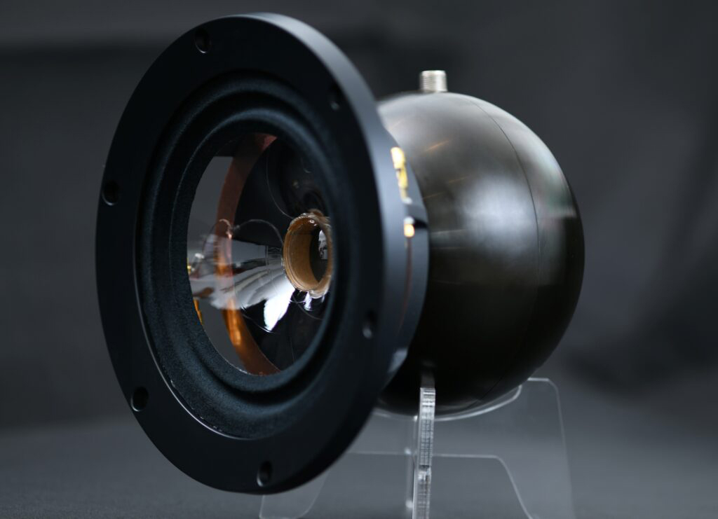 超薄板ガラス「Sonarion」使用の振動板がFeastrexのスピーカーに採用