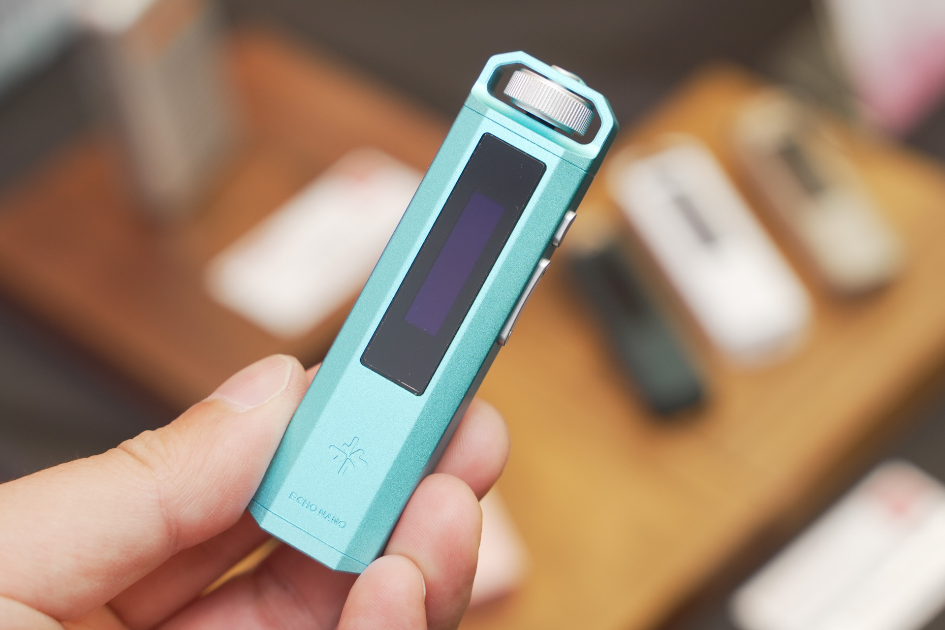 “スティック型DAP”再び、CDプレーヤー風など、レトロデザインオーディオ多数。ヘッドフォン祭開幕