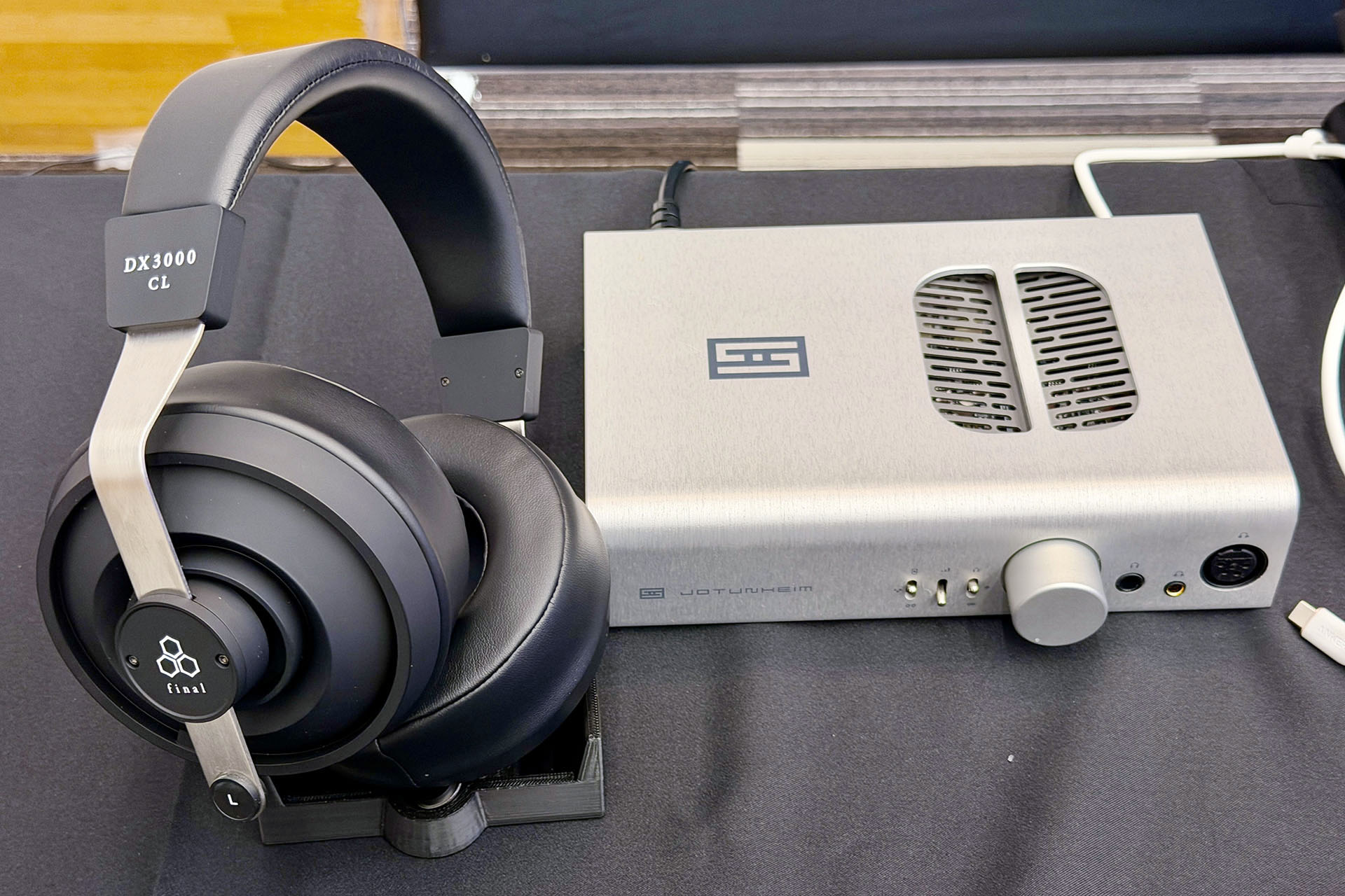 上杉研究所、Schiit Audioのアンプに注目! 超弩級イヤフォン「IBUKI」も聴いた。ヘッドフォン祭 佐々木的注目機
