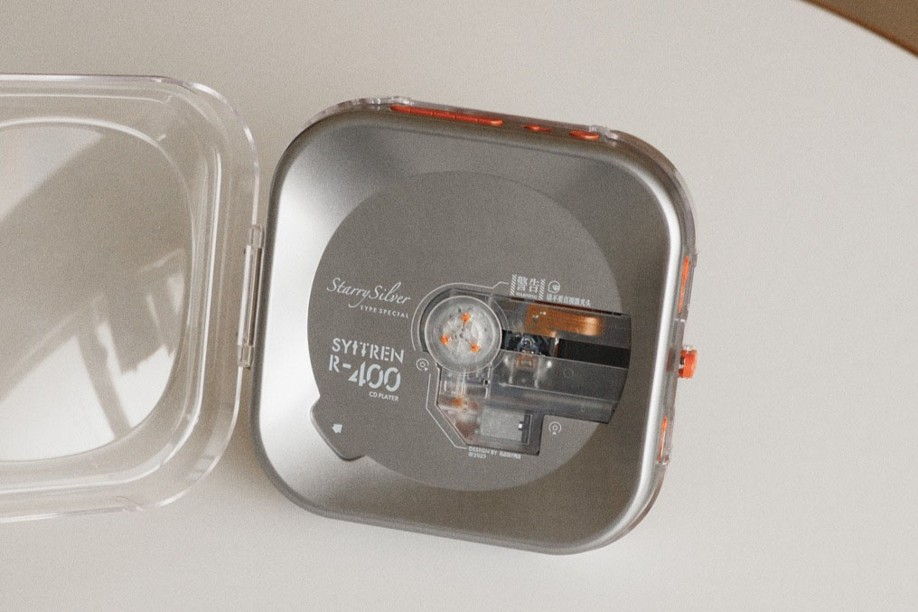 パール調筐体と透明シェルを融合させたポータブルCDプレーヤー。Bluetooth出力可能