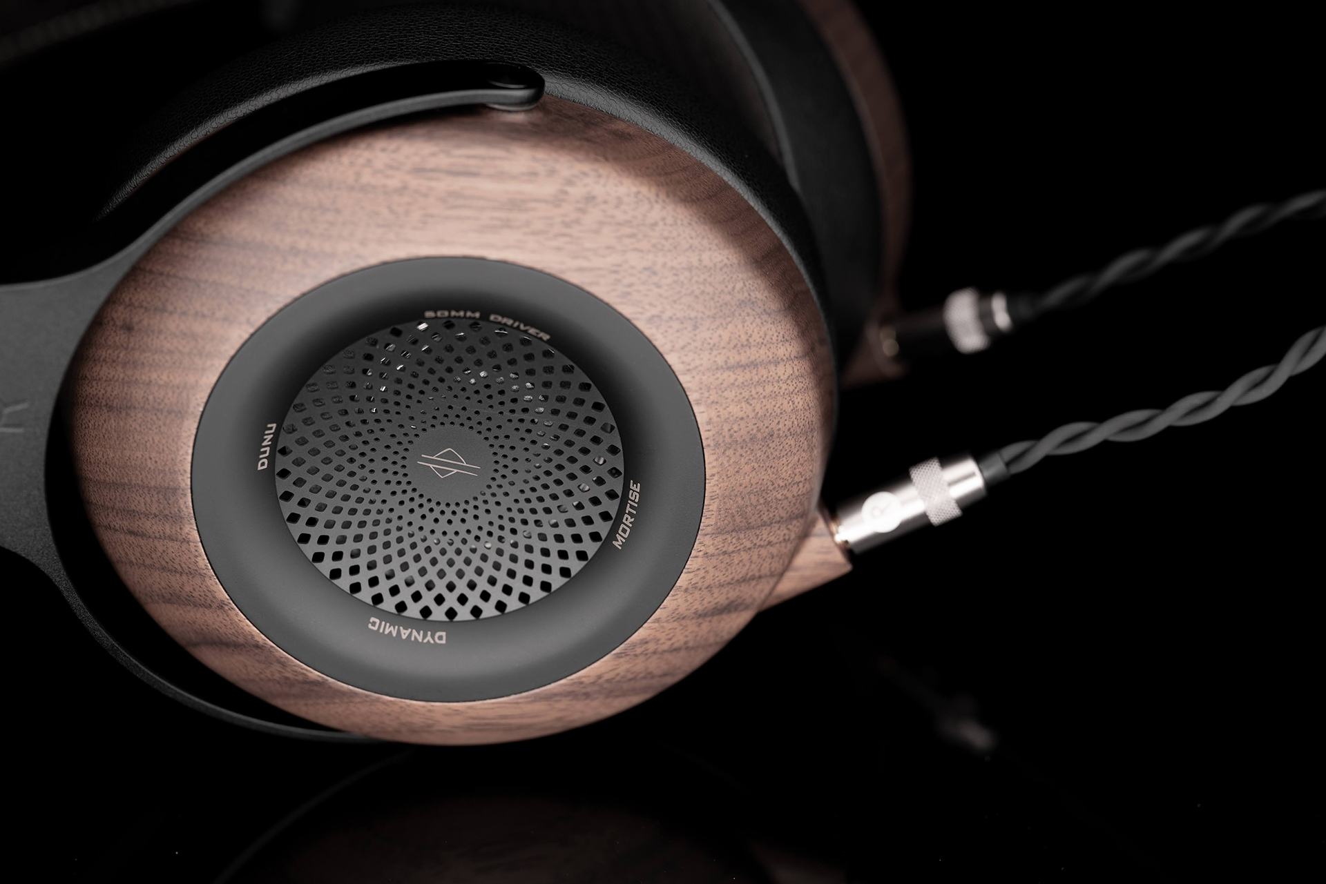 DUNU、カーボンファイバー振動板でブラックウォルナットハウジングの開放型ヘッドフォン「卯 MORTISE」