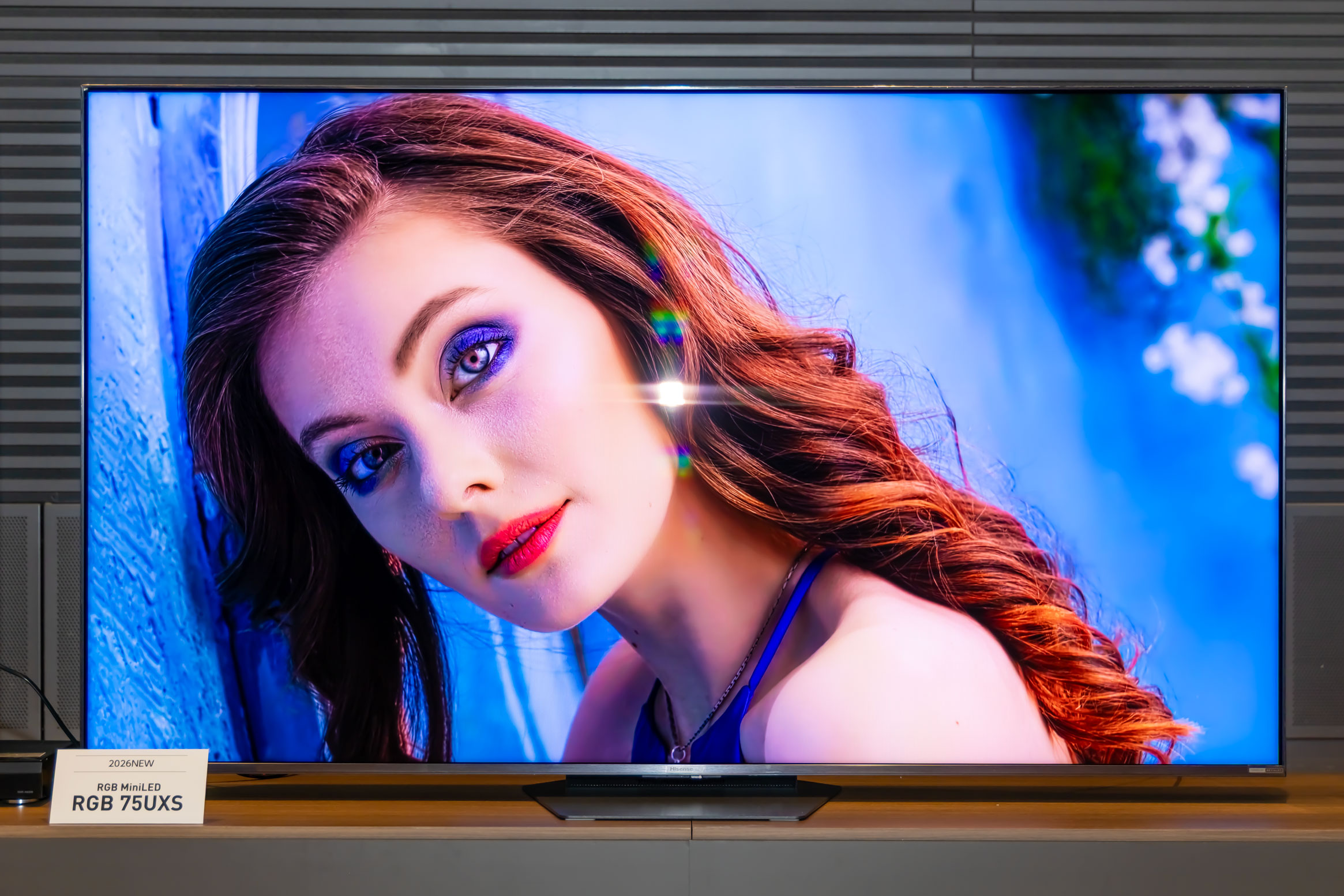 “テレビの色を塗り替える”ハイセンスからRGB LED液晶「UXS」。65型で48.4万円から