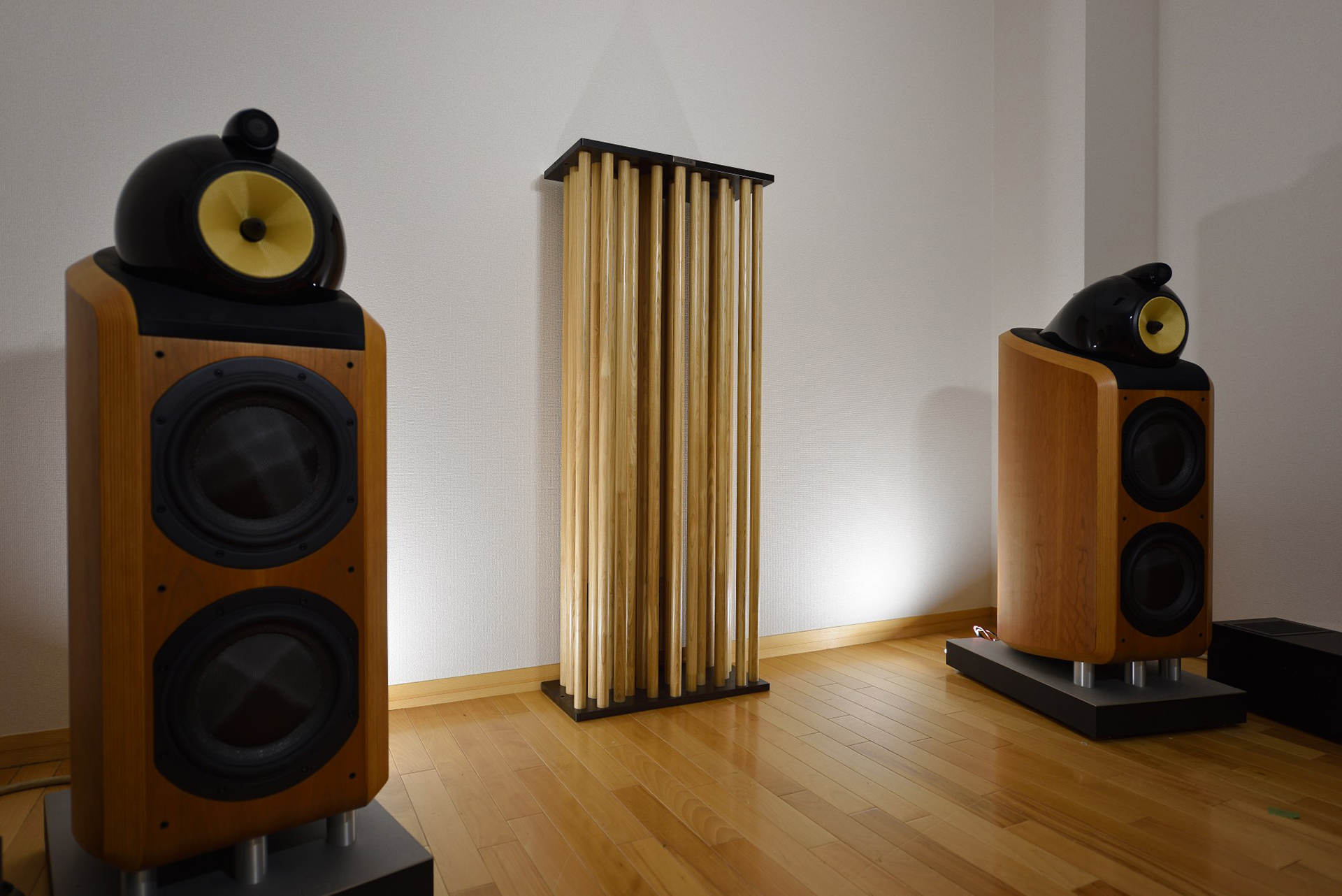 日本音響、円柱を24本に増やして音響効果向上させたAGS旗艦モデル「ANKH-VII STX15」