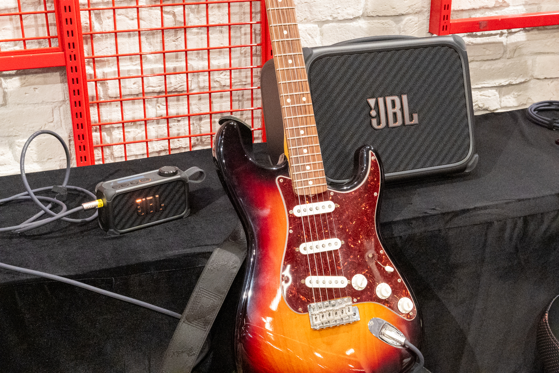 JBL、楽曲のギターやボーカルを消して、ギター演奏できるBluetoothスピーカー