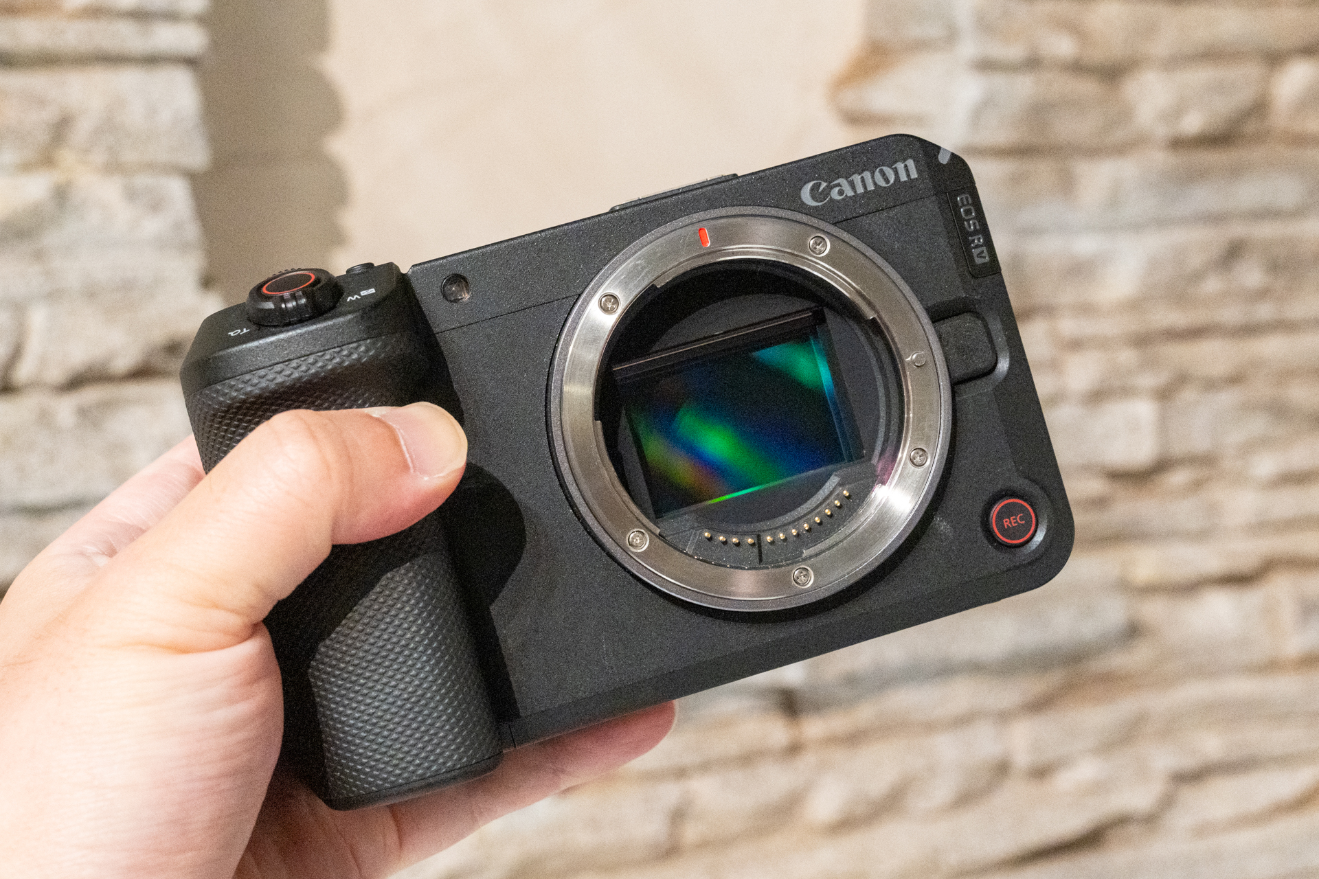 キヤノン、動画クリエイター向けフルサイズ「EOS R6 V」。オープン