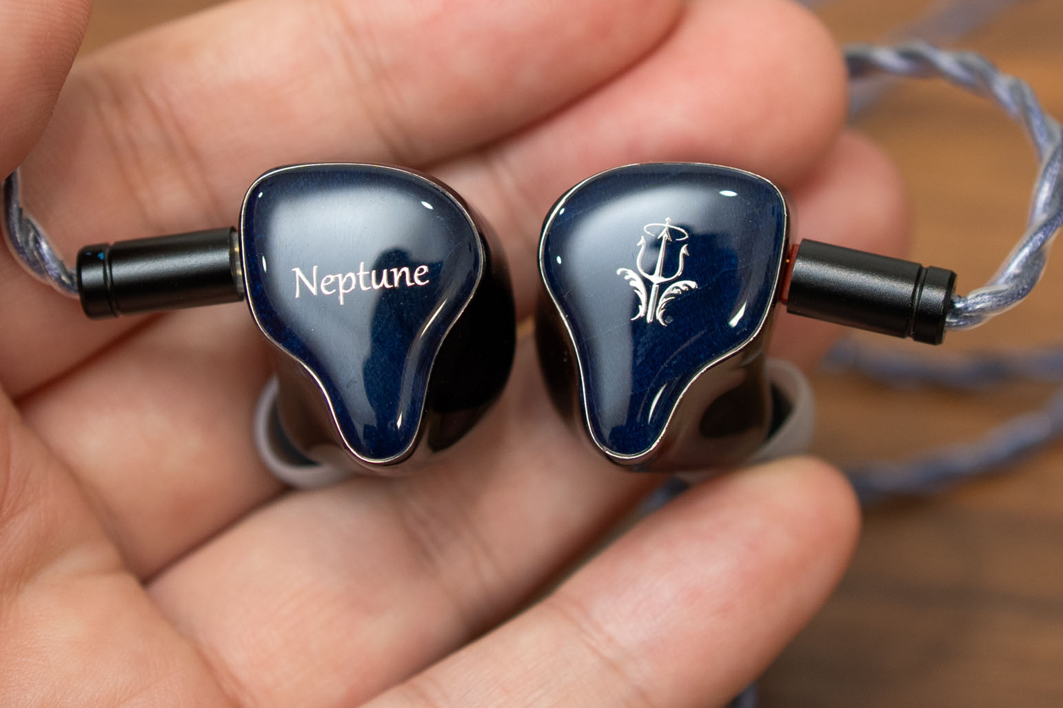 Melody Wings「Neptune」驚きの低音と“穴”が生み出す超開放感。旅に出たくなるイヤフォン[Sponsored]