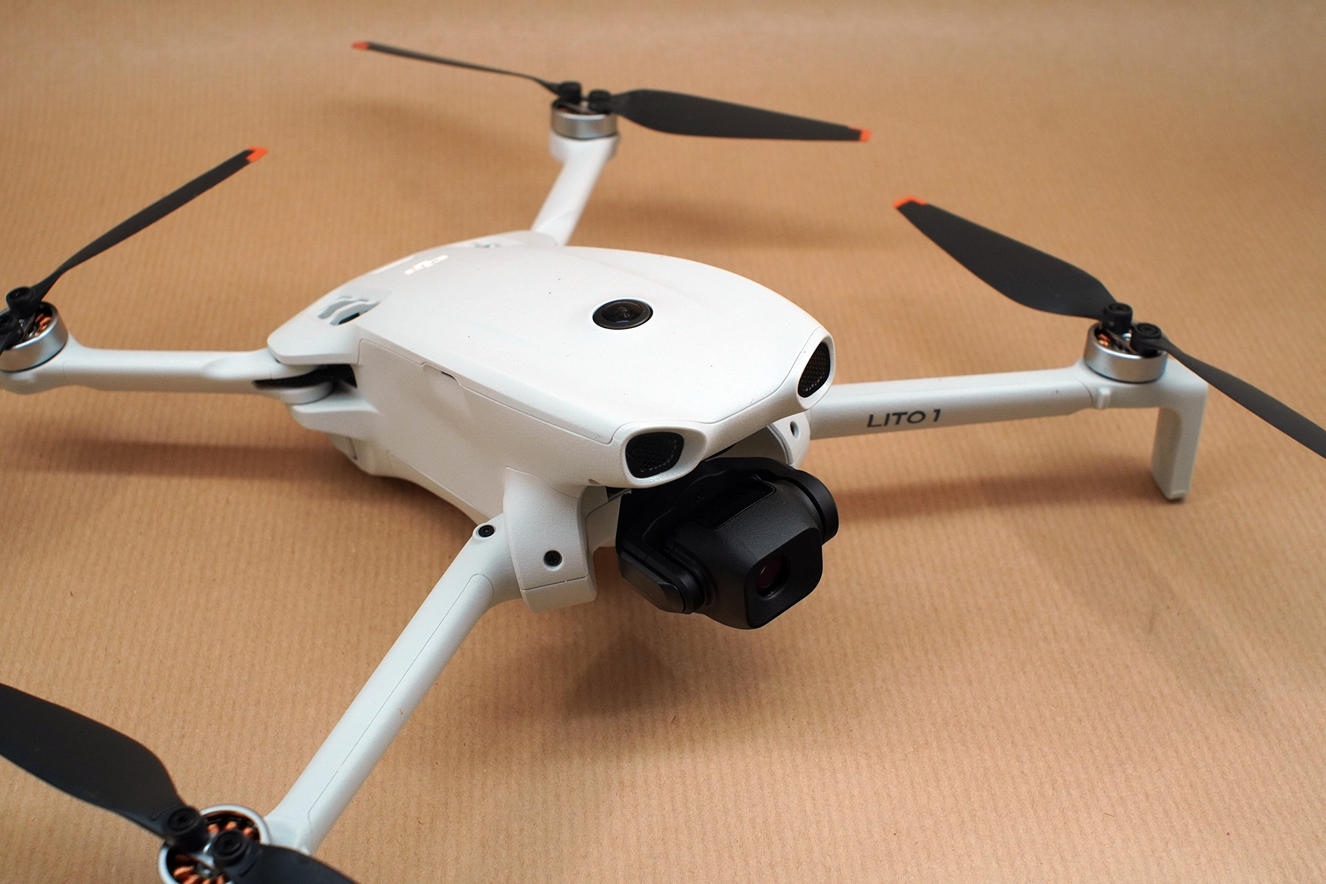 【小寺信良の週刊 Electric Zooma!】送信機付きで5万円以下“高コスパ”なノーマルドローン「DJI Lito 1」を試す