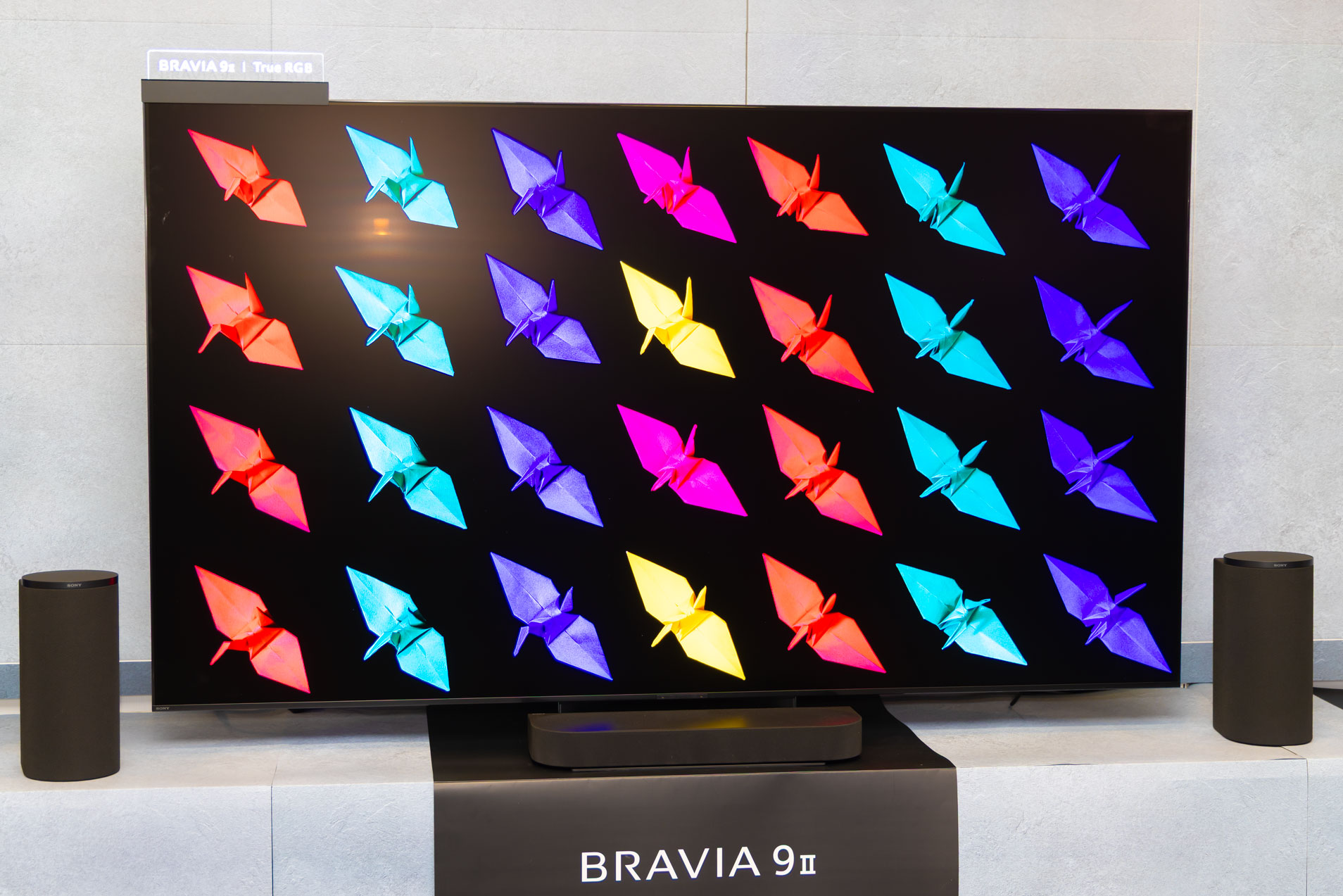 ソニーから新世代液晶“True RGB”ブラビア誕生。姿が映り込まない超低反射フィルムも