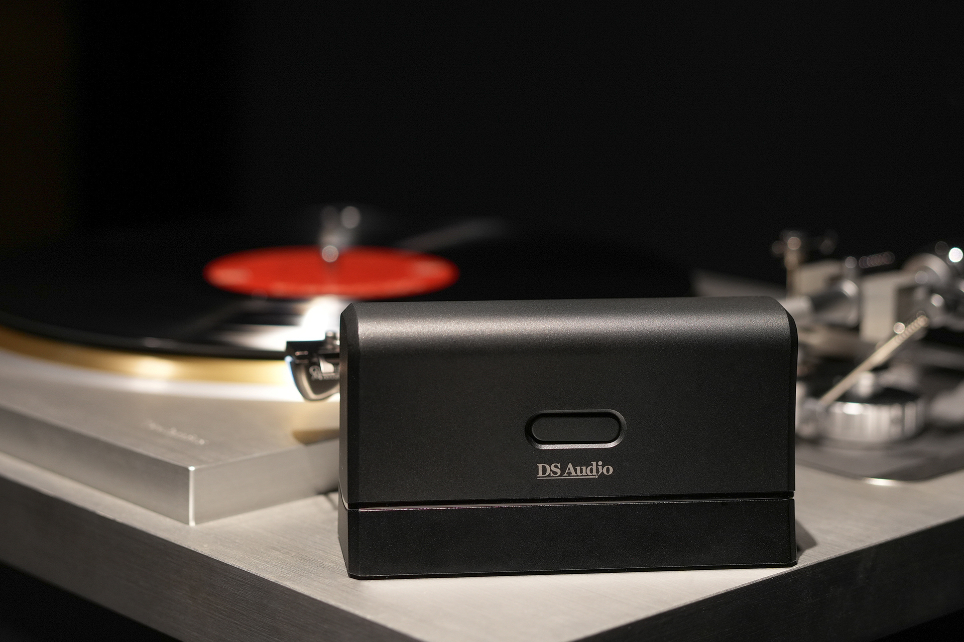 DS Audio、音波でブラシ振動させレコードのホコリ除去。真空管ハイブリッドフォノイコも