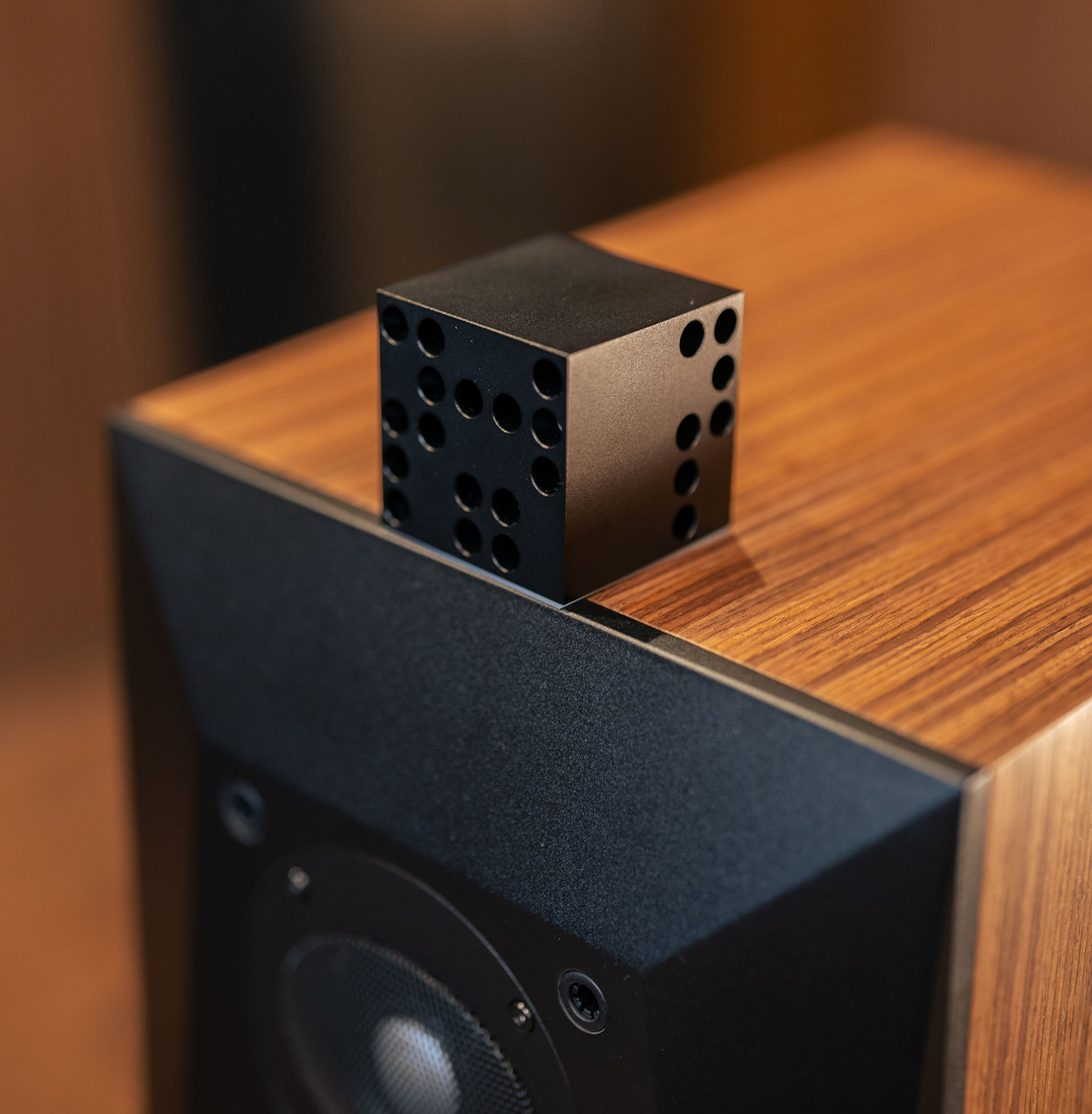 TAKT、「ドライバーユニット本来のパフォーマンスを発揮させる」放射特性調整器、Dice Cube J/Cubit J