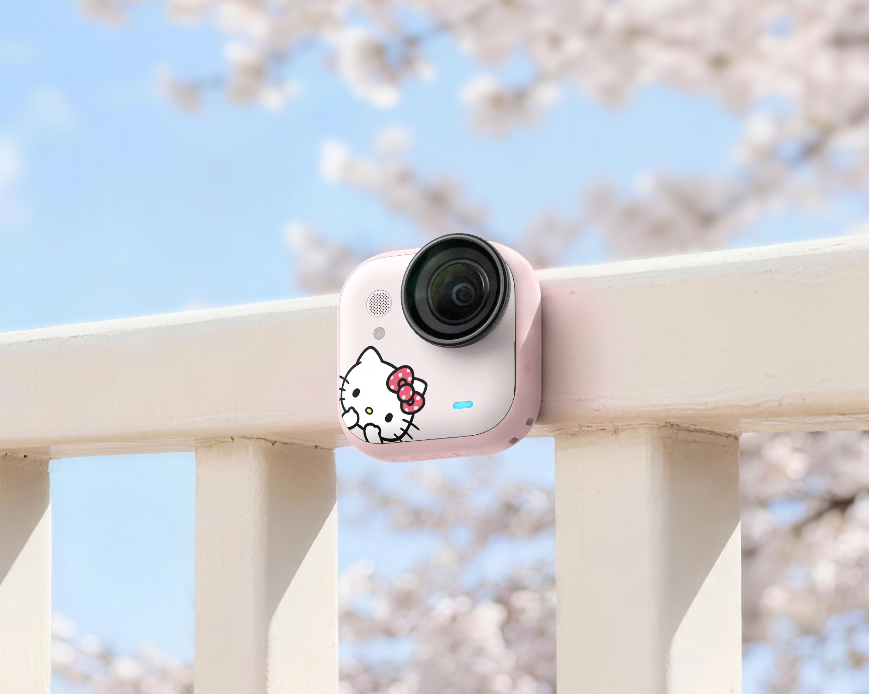 Insta360、GO Ultraのハローキティモデル。アクセサリーもセット
