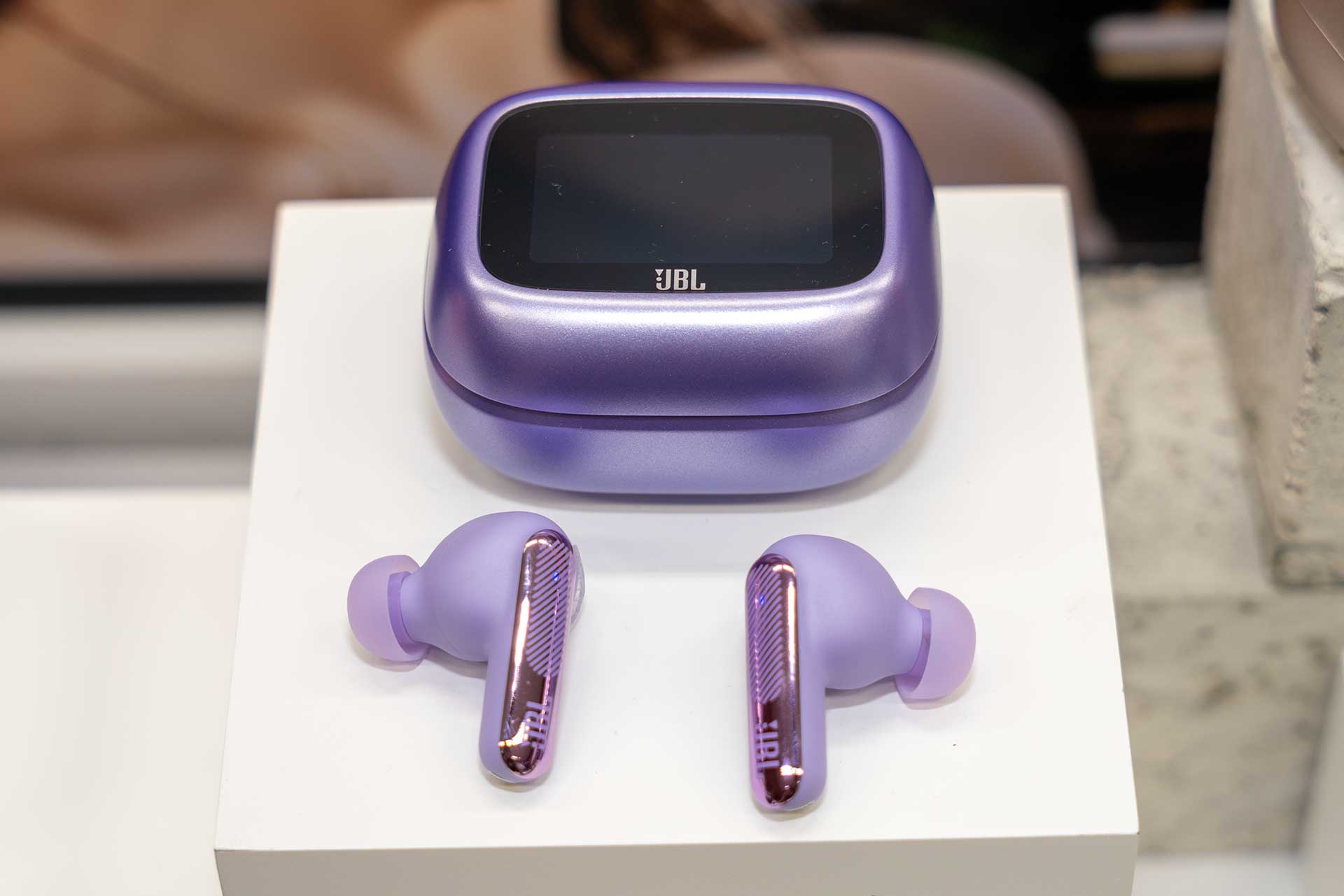 JBL、新世代スマート充電ケース採用のイヤフォン。装着感で選べる2機種