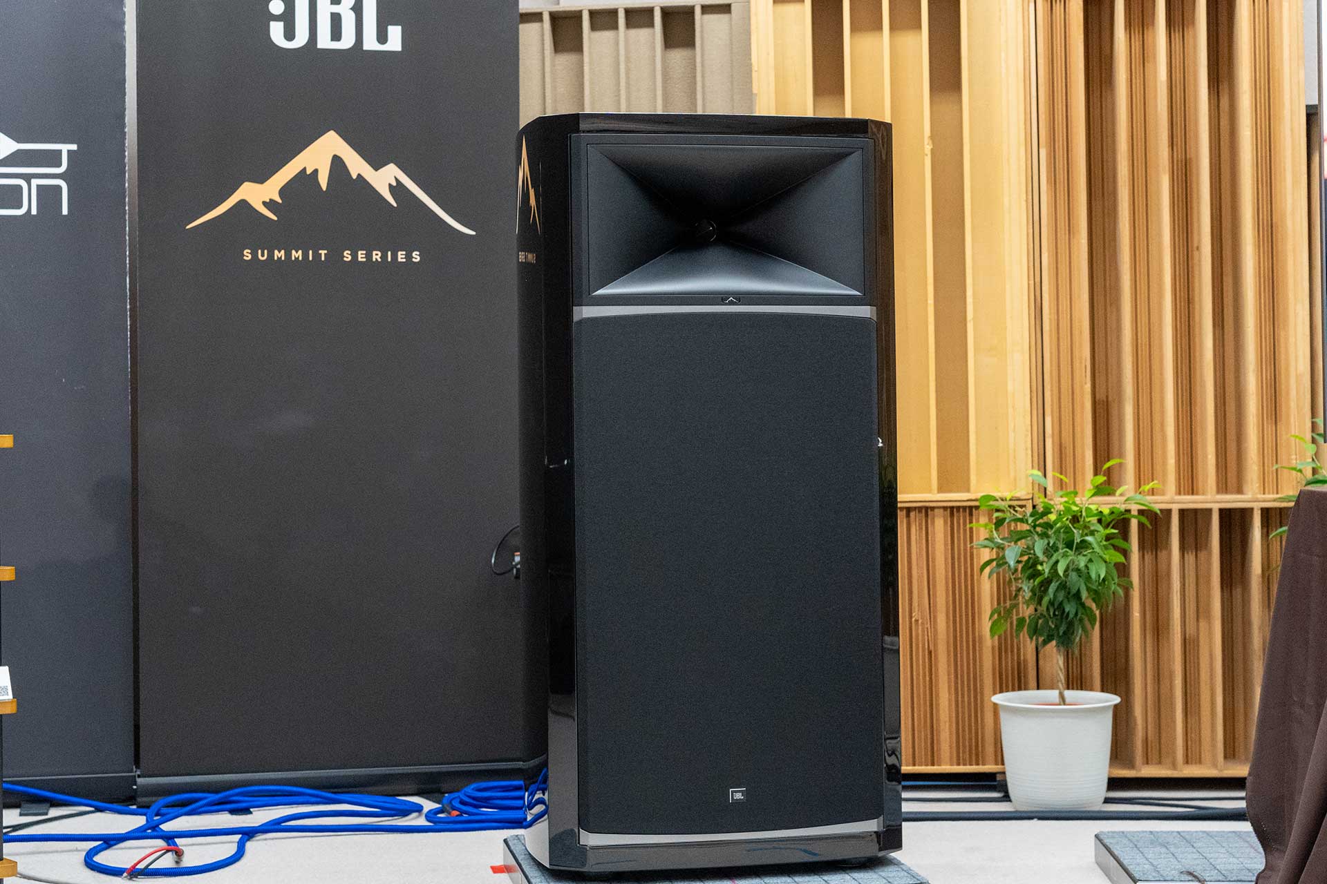 JBL、38cmウーファーのSummitシリーズ最上位「Summit K2」。今秋発売