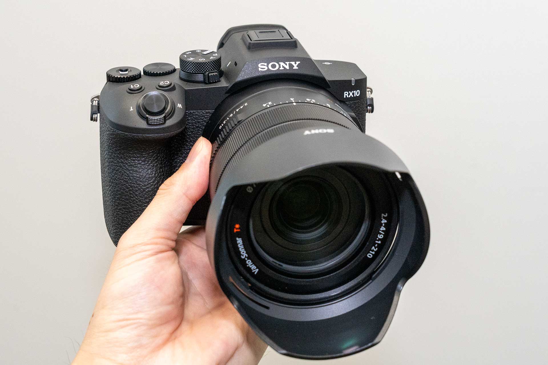 ソニー、1型センサーで4K/30pクロップなし「RX10 V」。光学25倍の