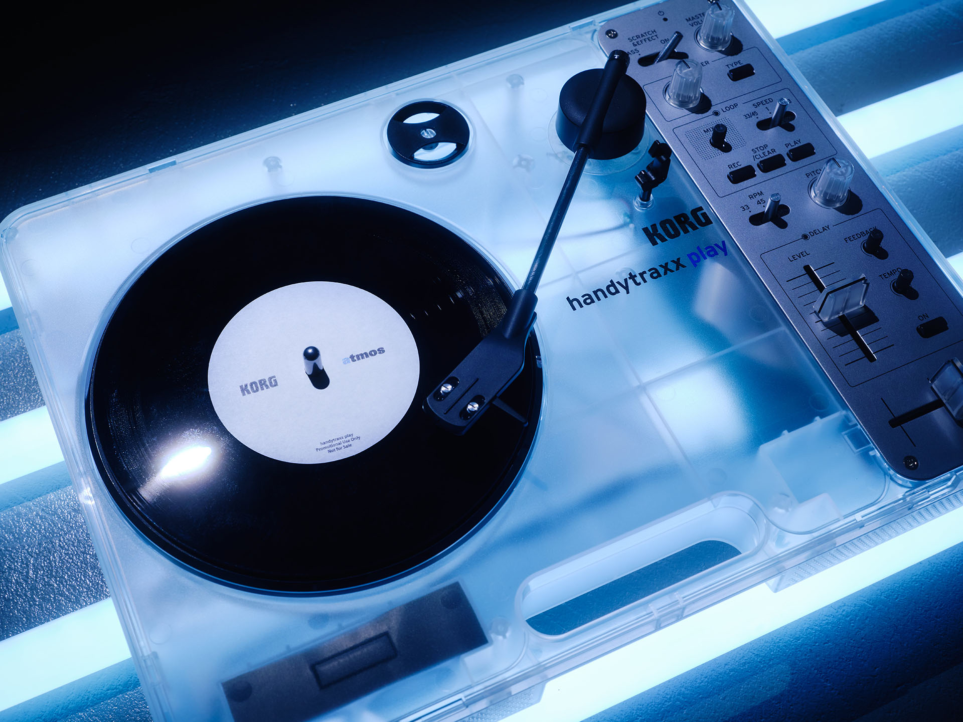 コルグ×atmos。クリアボディのポータブルレコードプレーヤー「HNDYTRX