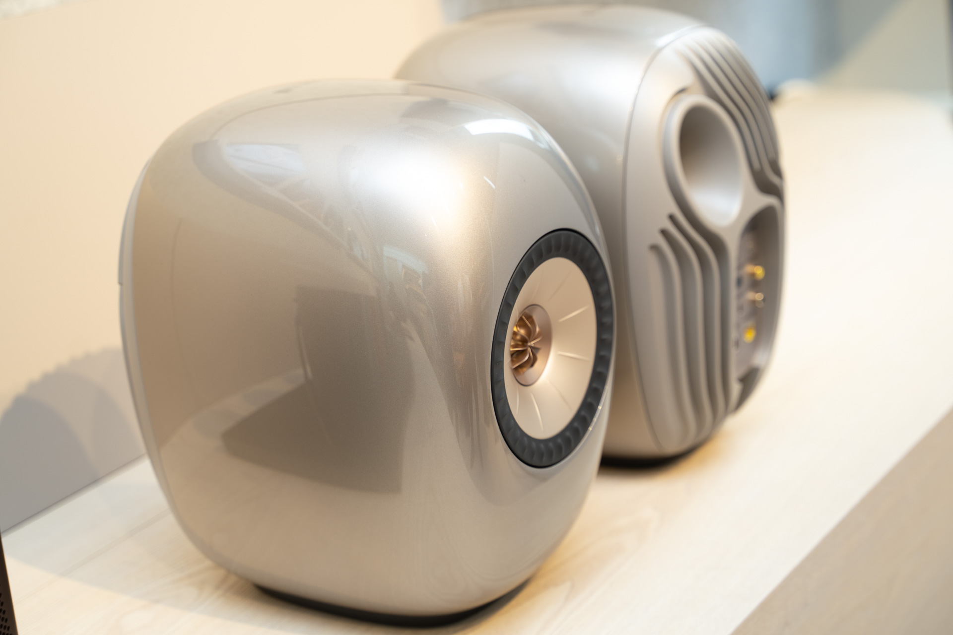 KEF、Uni-QやVECO、電流駆動型アンプ搭載で“さらなる高みに到達”ワイヤレスアクティブスピーカー「LS LUXE」