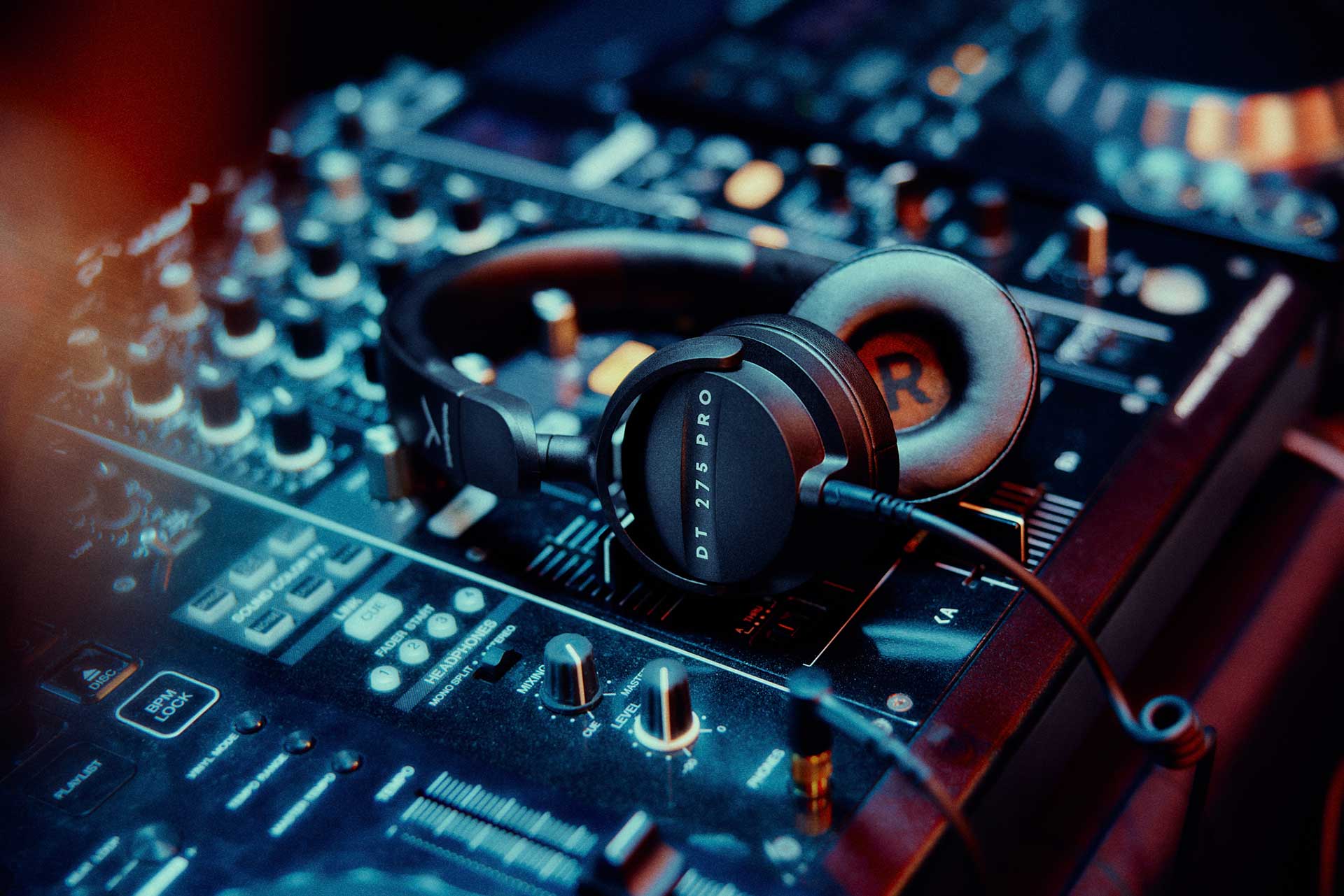 beyerdynamic、遮音性高めたオンイヤー型のプロ向けヘッドフォン「DT 275 PRO」。約2.5万円