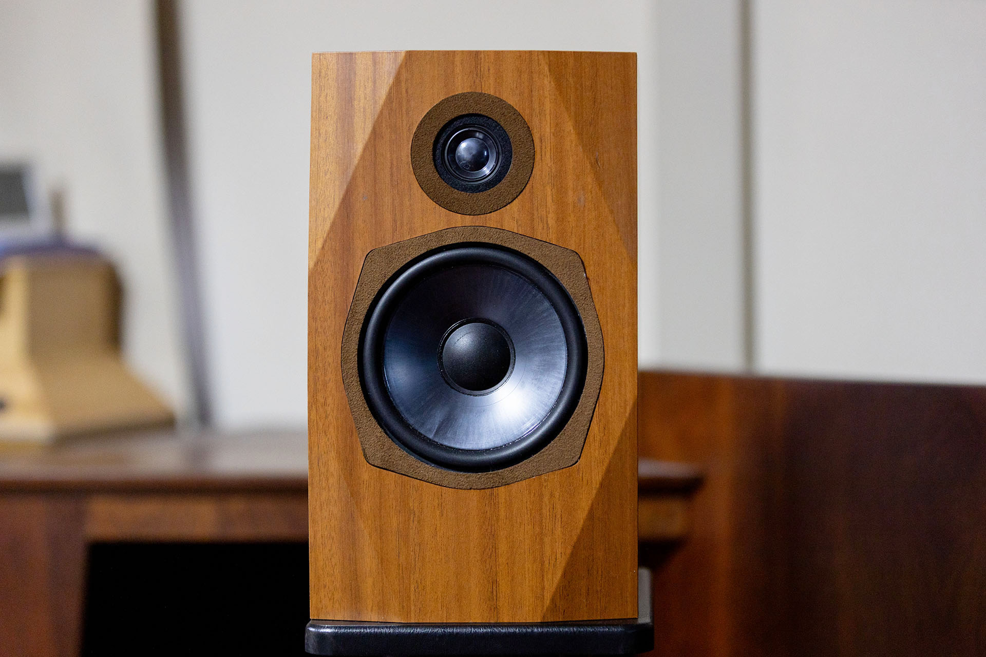 【レビュー】DIATONEの遺伝子継承、最新なのに懐かしい“惚れる音”Tecnologia e Cuore「DS-TC52B」を聴く