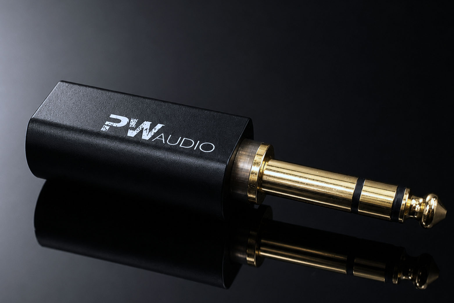 4.4mmバランスのヘッドフォンを、据え置きコンポの標準フォーンプラグに接続できる変換アダプタ。PW AUDIO