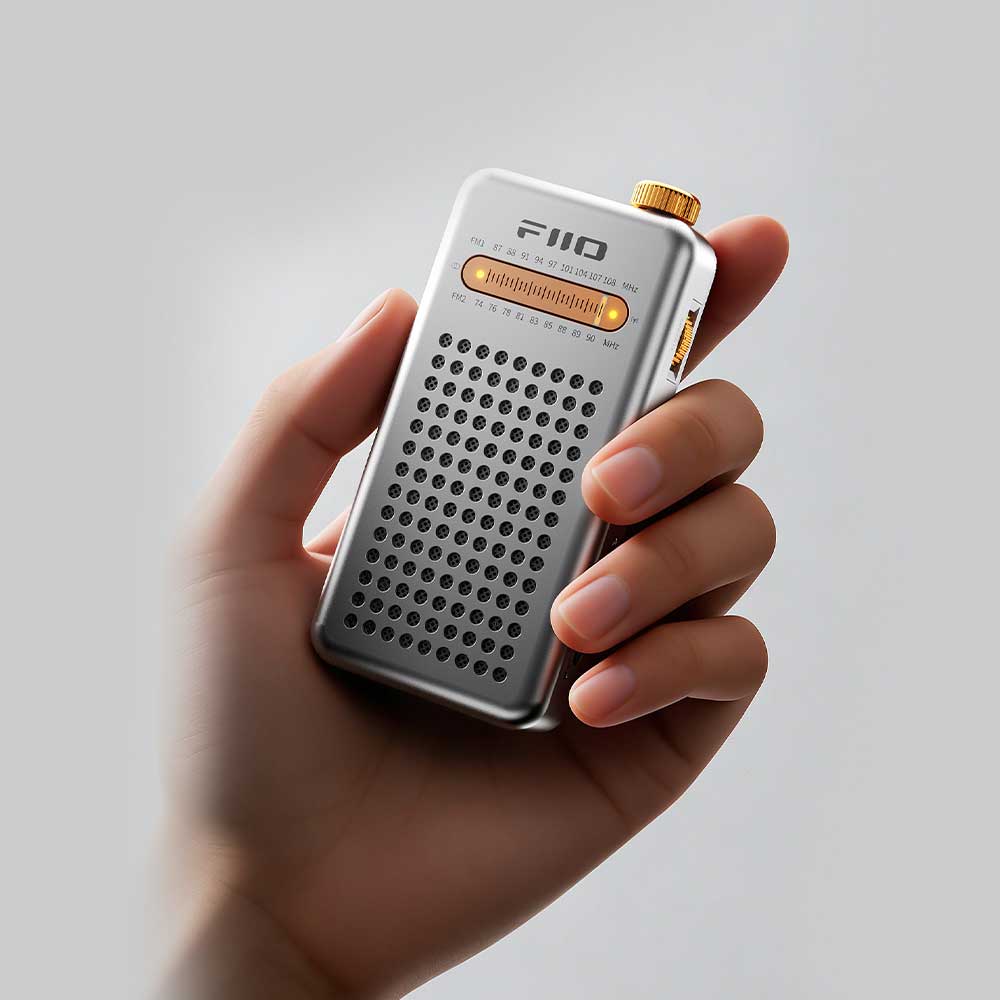 FIIO、手のひらサイズでステレオ再生できるポータブルラジオ「RR13」
