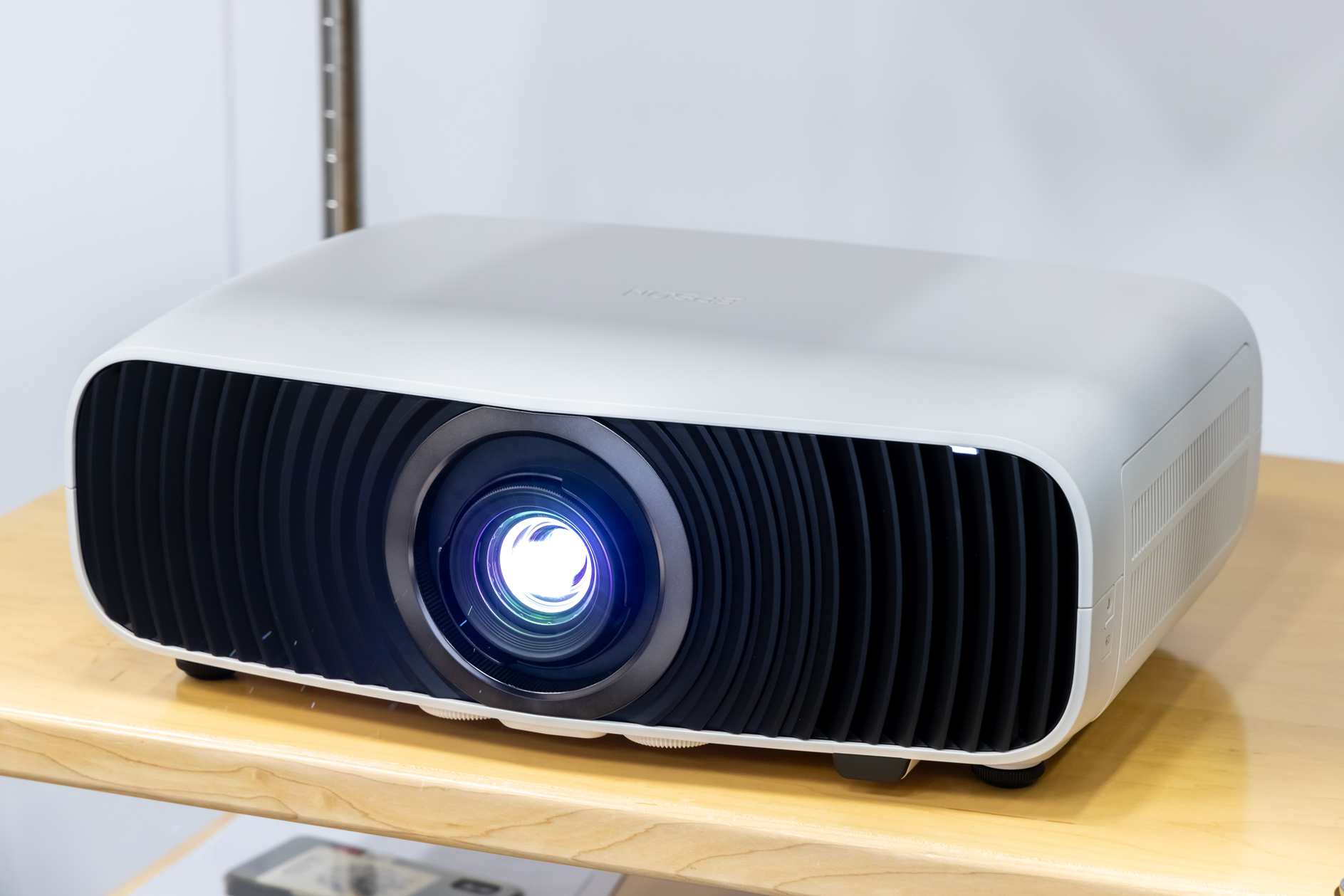 エプソンから7年ぶりのミドル4Kプロジェクター。レーザー光源で