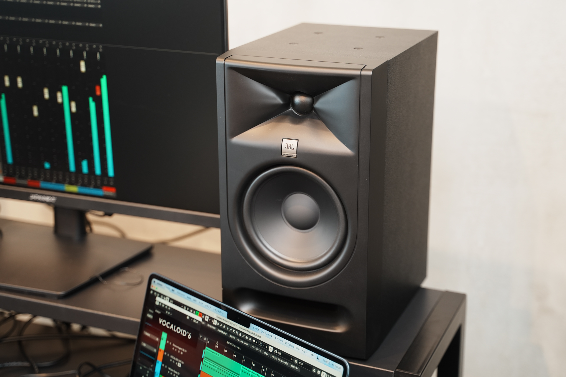 JBL 305P MkII アクティブスピーカー JBL、コンパクトかつ価格を抑えたアクティブモニタースピーカー「305P