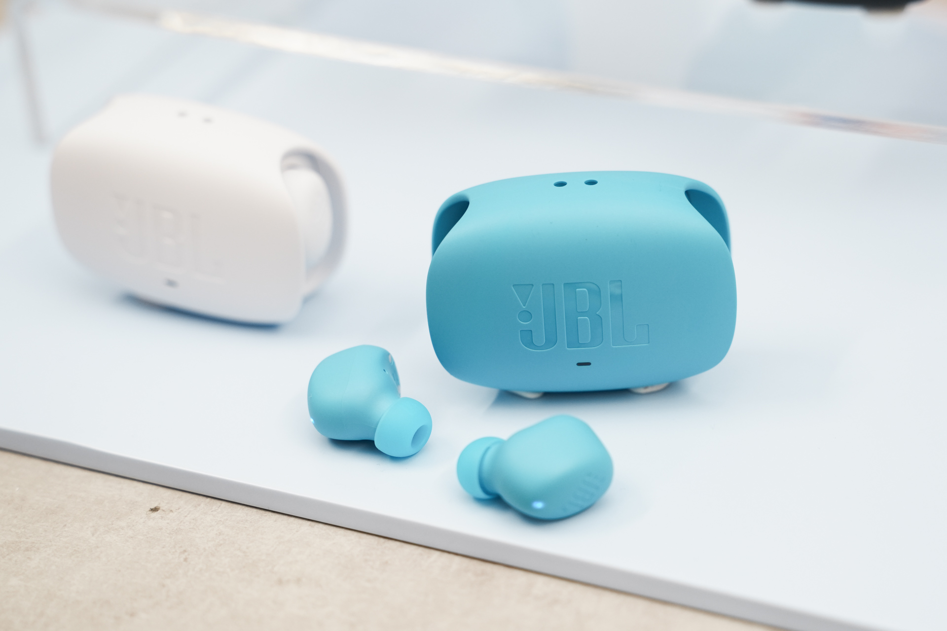 JBL、装着スタイルで選べる3イヤフォンや、Harman Kardon透明ドーム